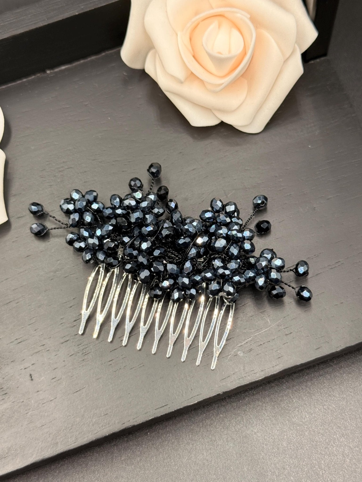 Eleganter Braut Haarkamm mit dunklen Kristallen – handgefertigter Hochzeitsschmuck - AVYRAA BRIDAL