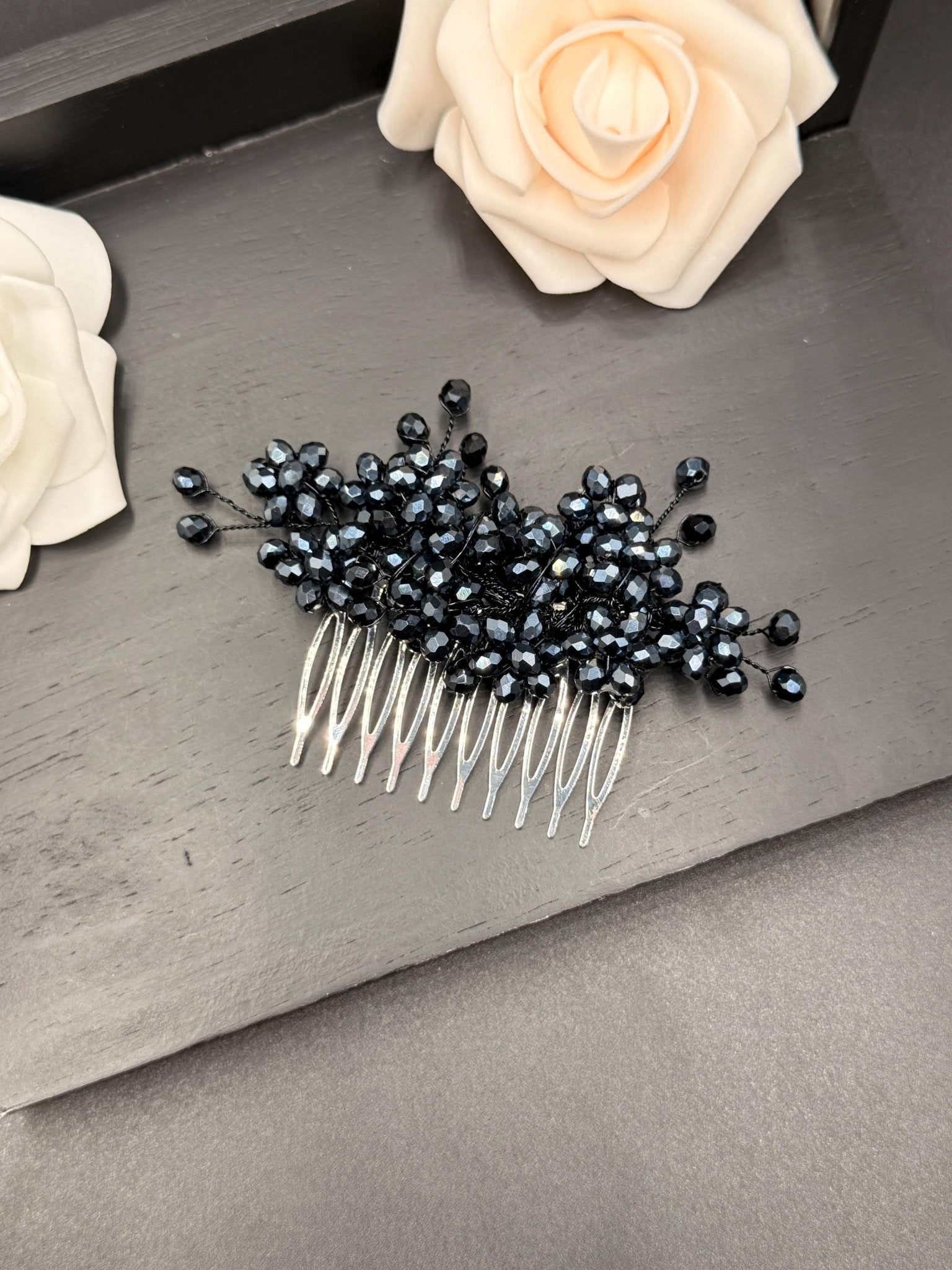 Eleganter Braut Haarkamm mit dunklen Kristallen – handgefertigter Hochzeitsschmuck - AVYRAA BRIDAL