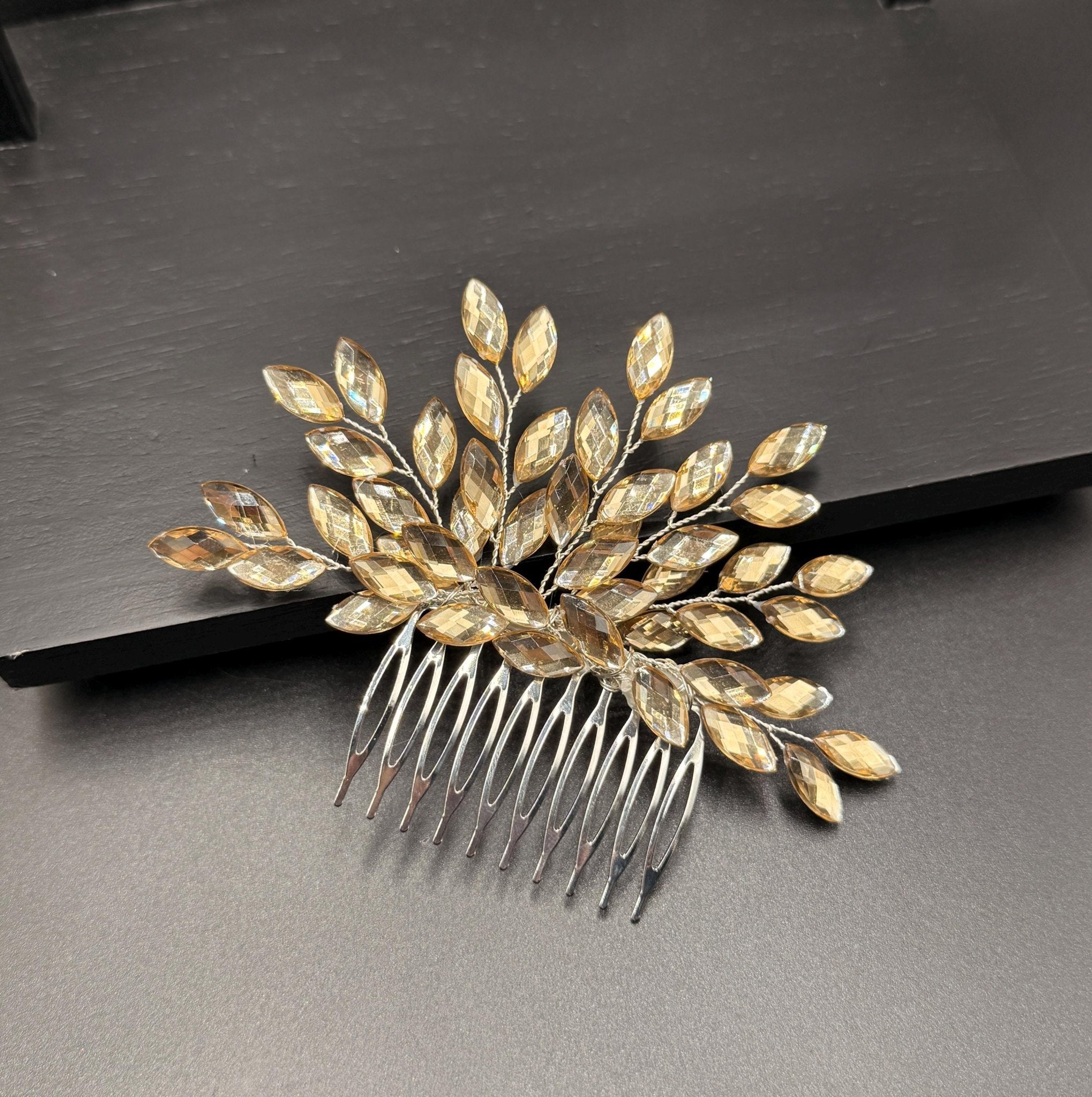 Eleganter Braut Haarkamm mit funkelnden Ziersteinen handgefertigt - AVYRAA BRIDAL