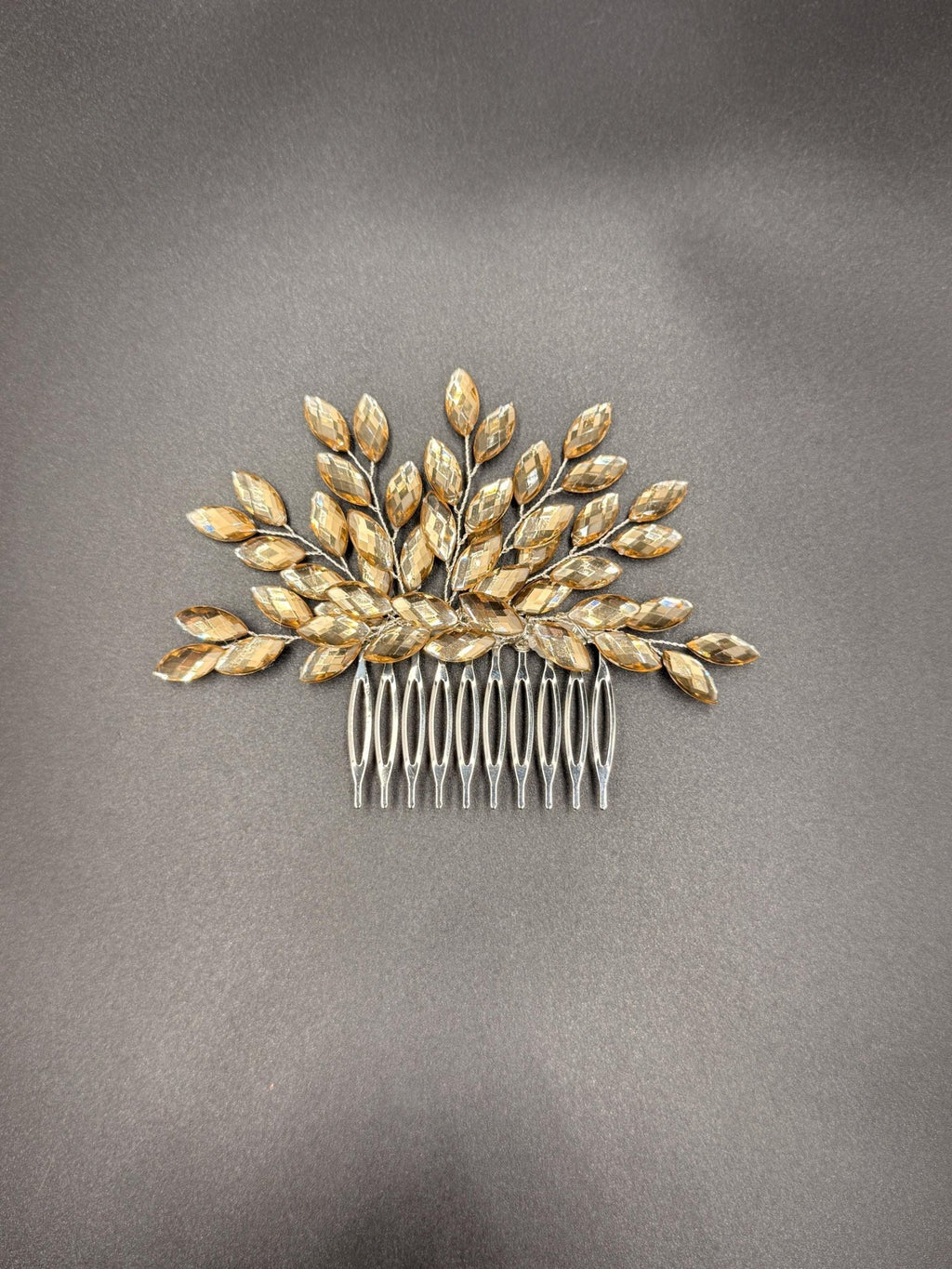 Eleganter Braut Haarkamm mit funkelnden Ziersteinen handgefertigt - AVYRAA BRIDAL