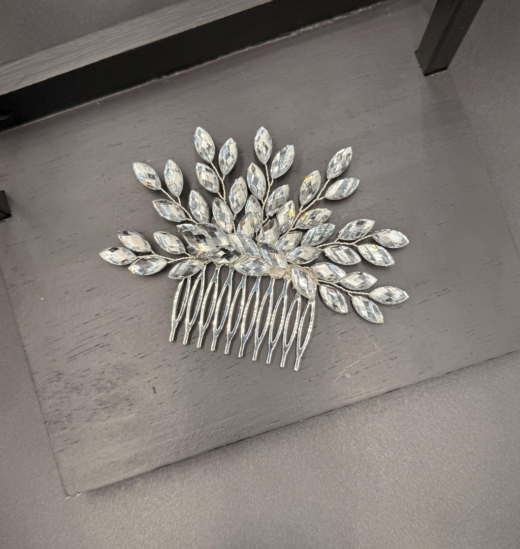 Eleganter Braut Haarkamm mit funkelnden Ziersteinen handgefertigt - AVYRAA BRIDAL