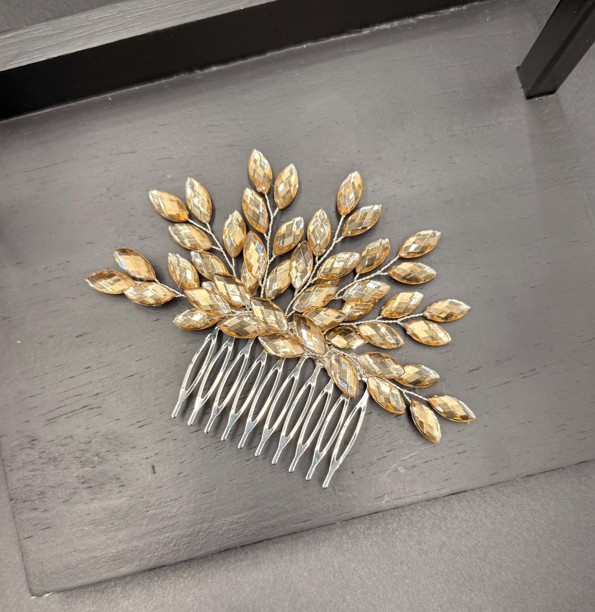 Eleganter Braut Haarkamm mit funkelnden Ziersteinen handgefertigt - AVYRAA BRIDAL