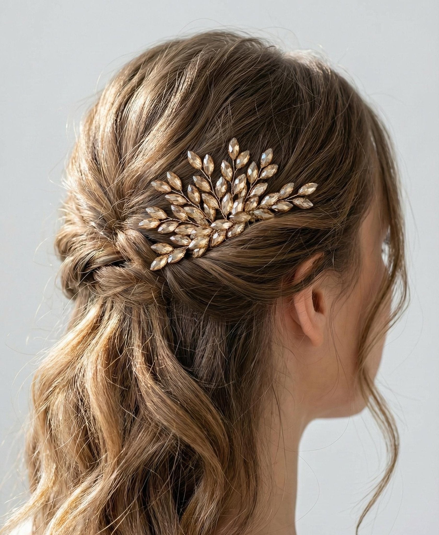 Eleganter Braut Haarkamm mit funkelnden Ziersteinen handgefertigt - AVYRAA BRIDAL