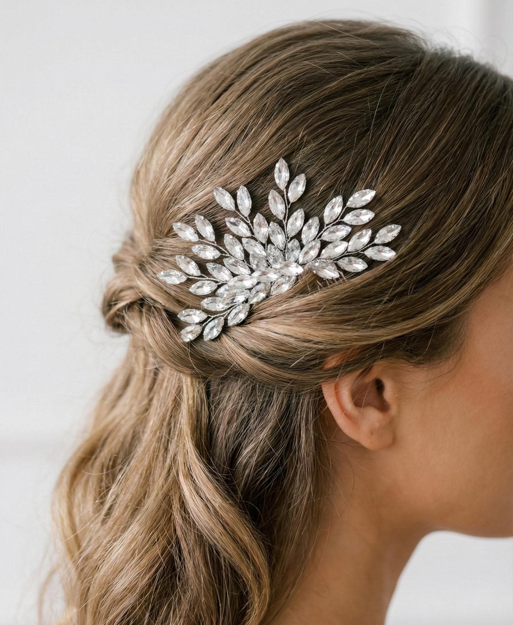 Eleganter Braut Haarkamm mit funkelnden Ziersteinen handgefertigt - AVYRAA BRIDAL
