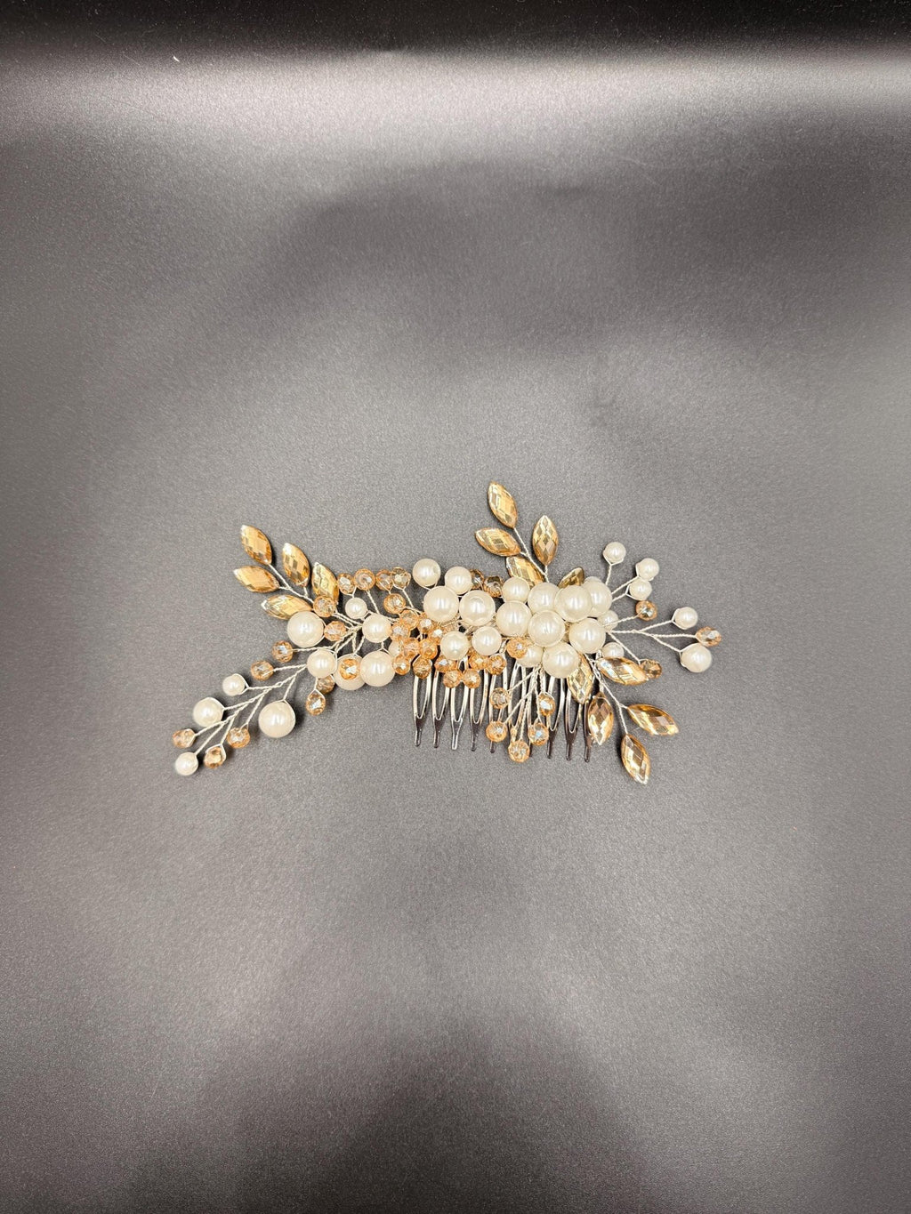 Eleganter Braut Haarkamm mit Perlen und Kristallen für Hochzeitsfrisuren - AVYRAA BRIDAL