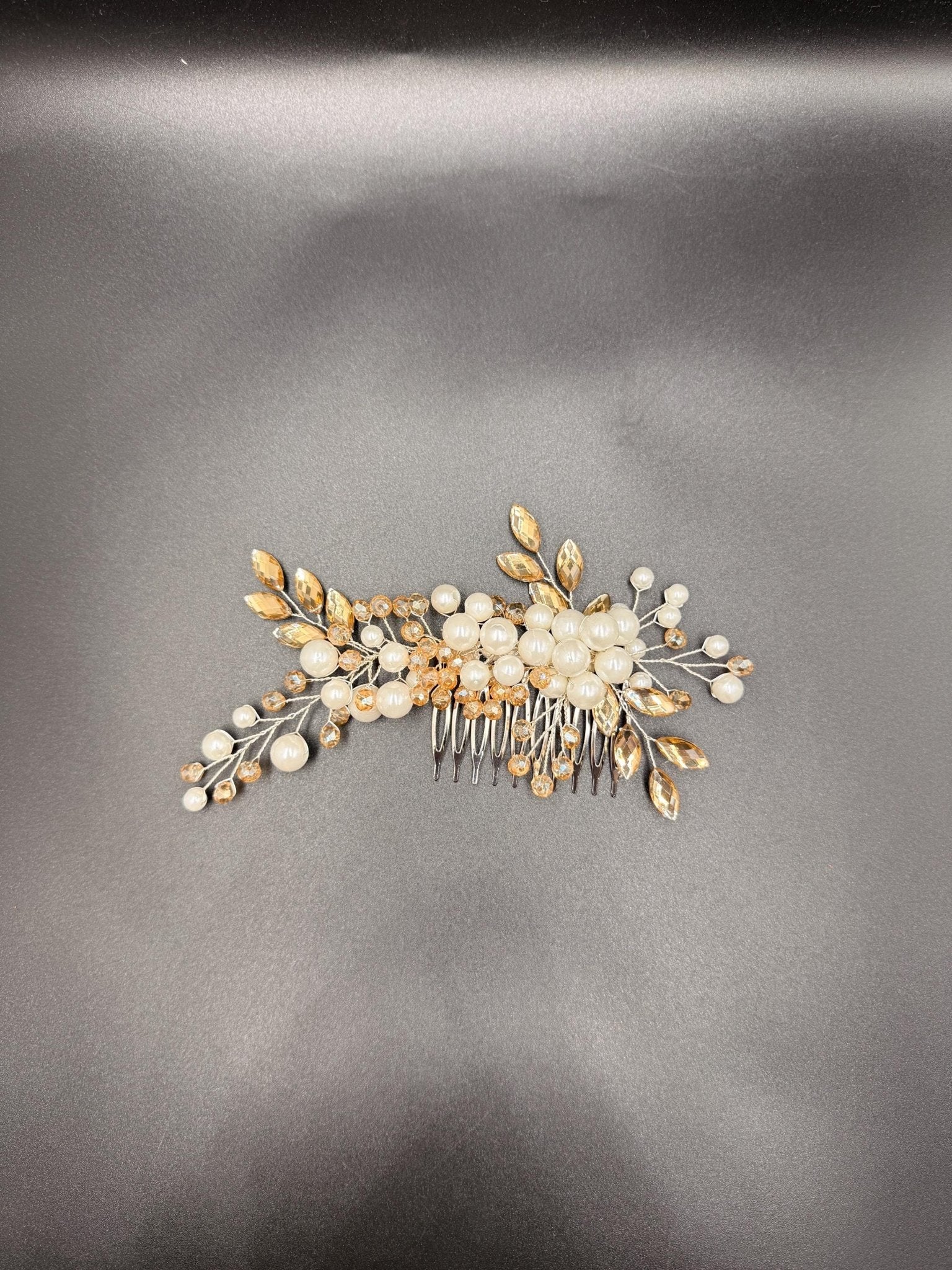 Eleganter Braut Haarkamm mit Perlen und Kristallen für Hochzeitsfrisuren - AVYRAA BRIDAL