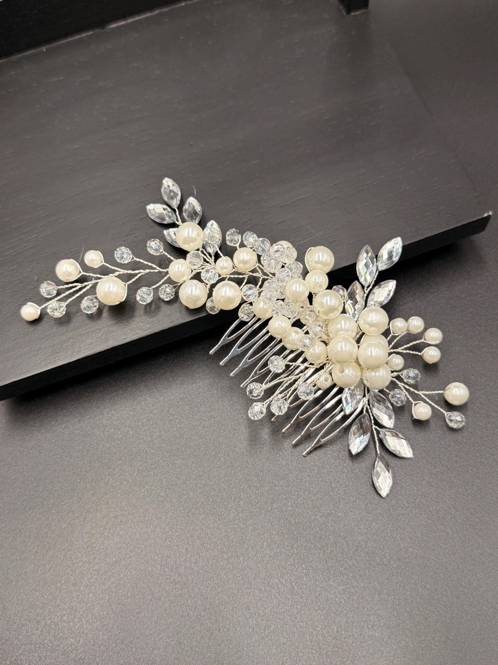 Eleganter Braut Haarkamm mit Perlen und Kristallen für Hochzeitsfrisuren - AVYRAA BRIDAL