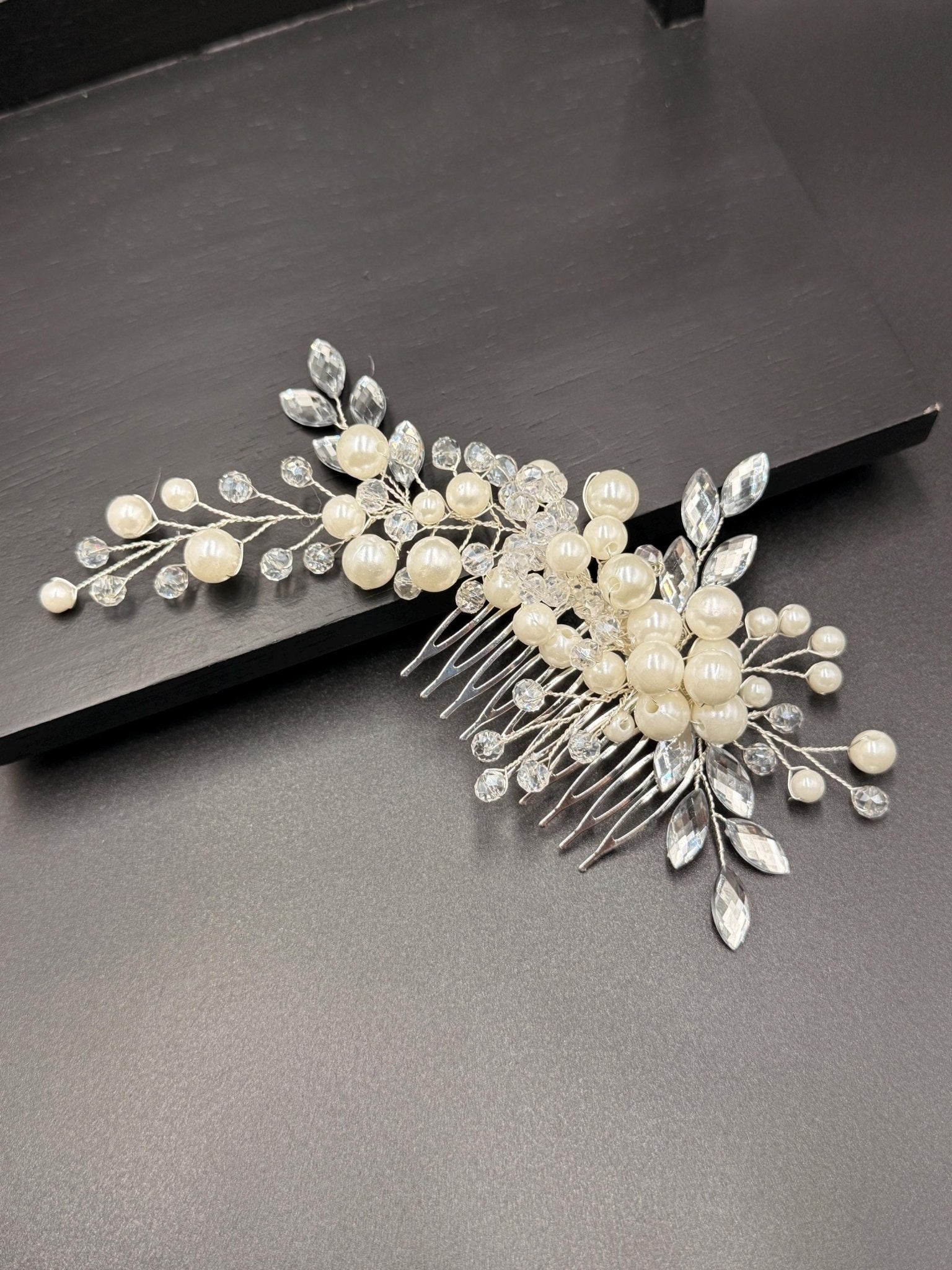 Eleganter Braut Haarkamm mit Perlen und Kristallen für Hochzeitsfrisuren - AVYRAA BRIDAL
