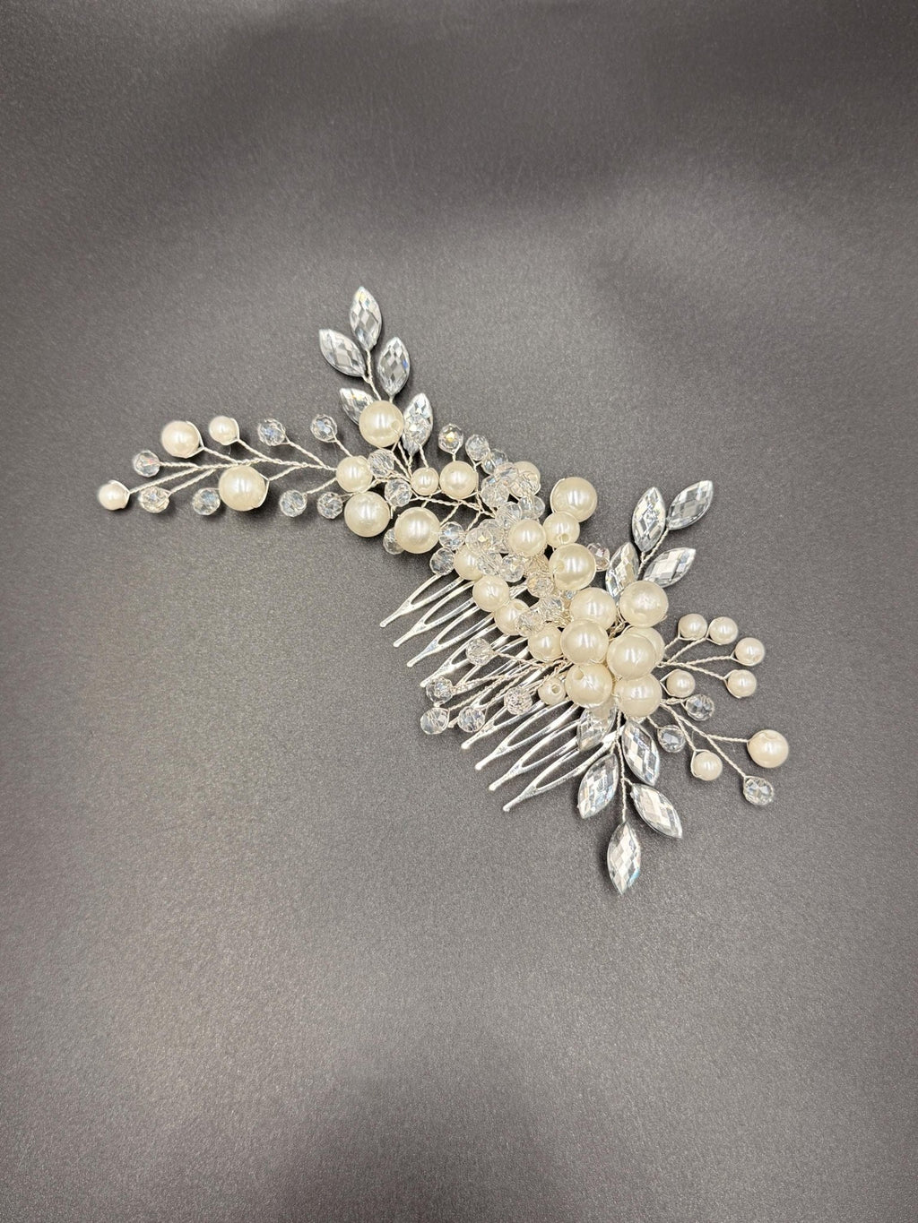 Eleganter Braut Haarkamm mit Perlen und Kristallen für Hochzeitsfrisuren - AVYRAA BRIDAL