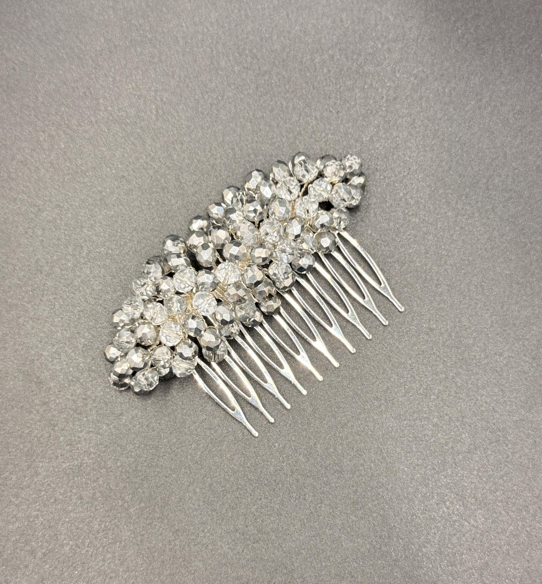 Eleganter Braut Haarkamm mit silber - klaren Kristallen – handgefertigter Hochzeit Haarschmuck - AVYRAA BRIDAL