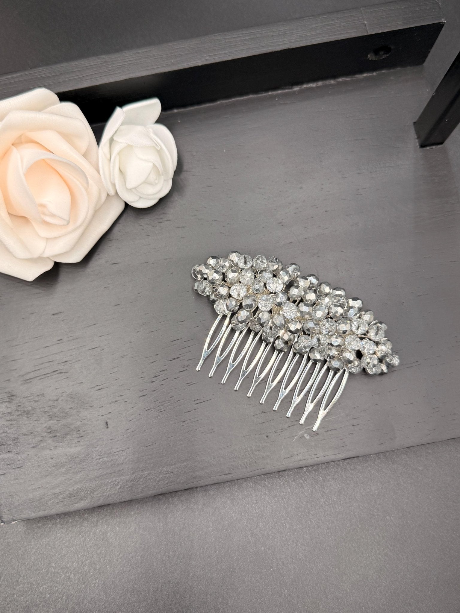 Eleganter Braut Haarkamm mit silber - klaren Kristallen – handgefertigter Hochzeit Haarschmuck - AVYRAA BRIDAL