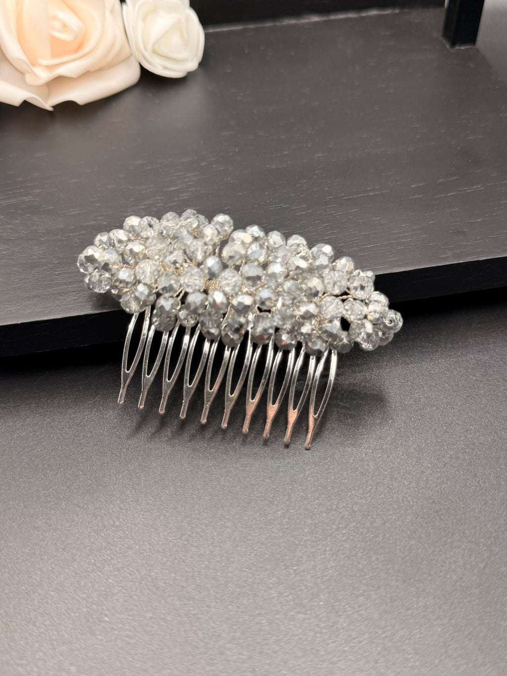 Eleganter Braut Haarkamm mit silber - klaren Kristallen – handgefertigter Hochzeit Haarschmuck - AVYRAA BRIDAL