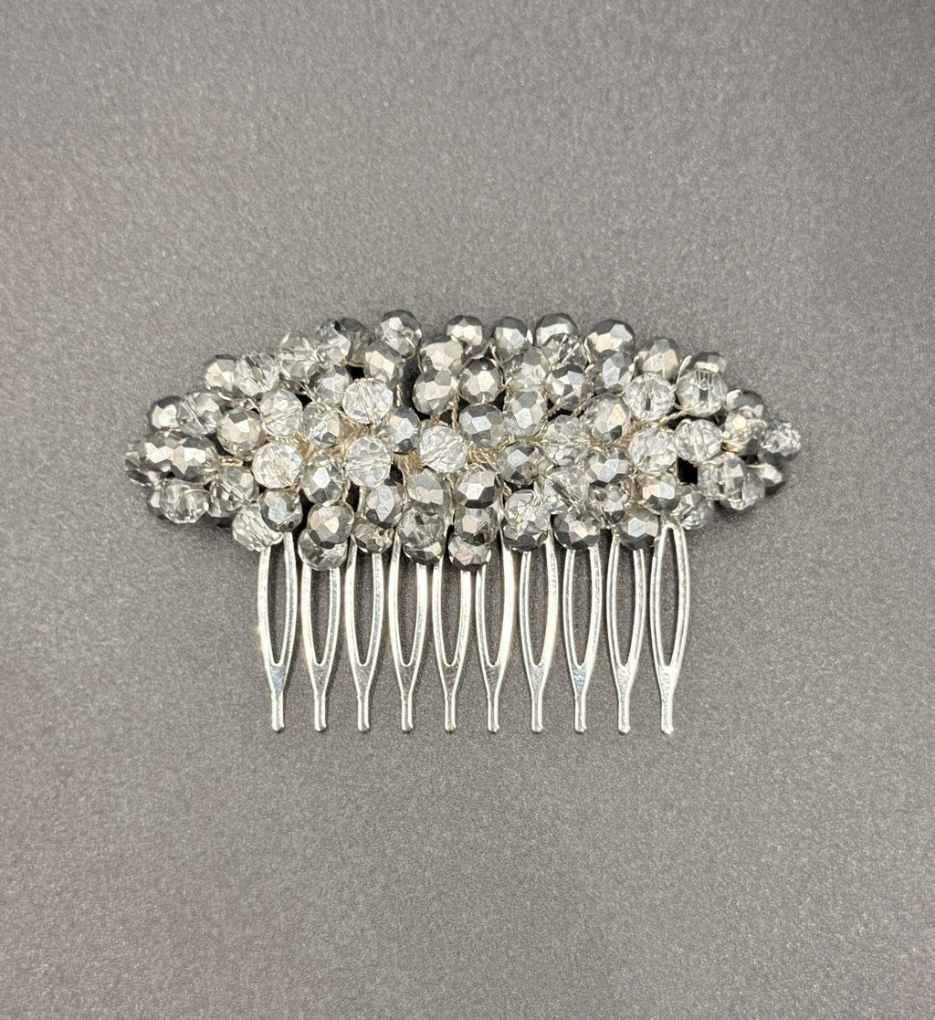 Eleganter Braut Haarkamm mit silber - klaren Kristallen – handgefertigter Hochzeit Haarschmuck - AVYRAA BRIDAL