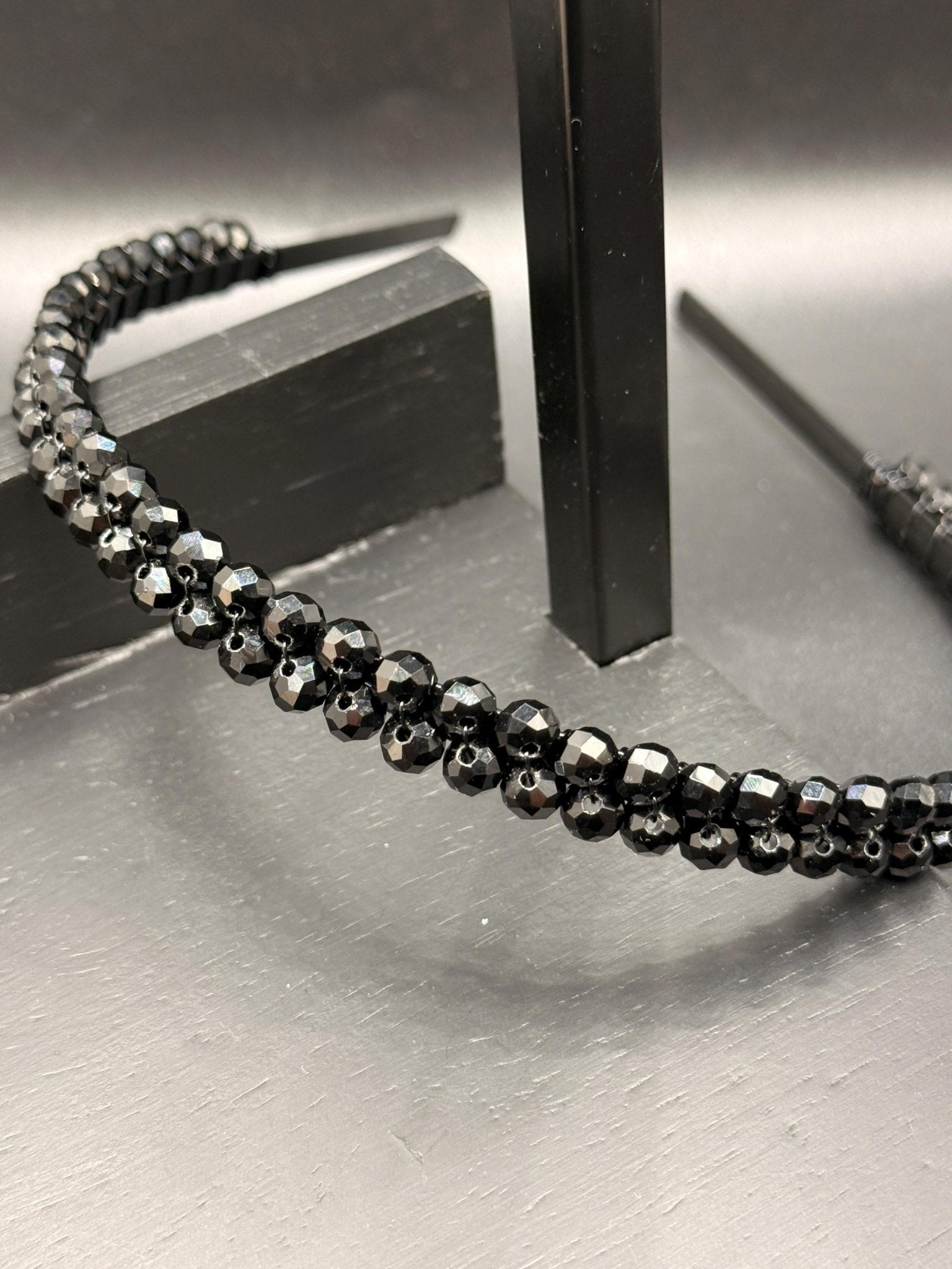 Eleganter Haarreif mit dunkelblauen Kristallen – Stilvoller Haarschmuck für besondere Anlässe - AVYRAA BRIDAL