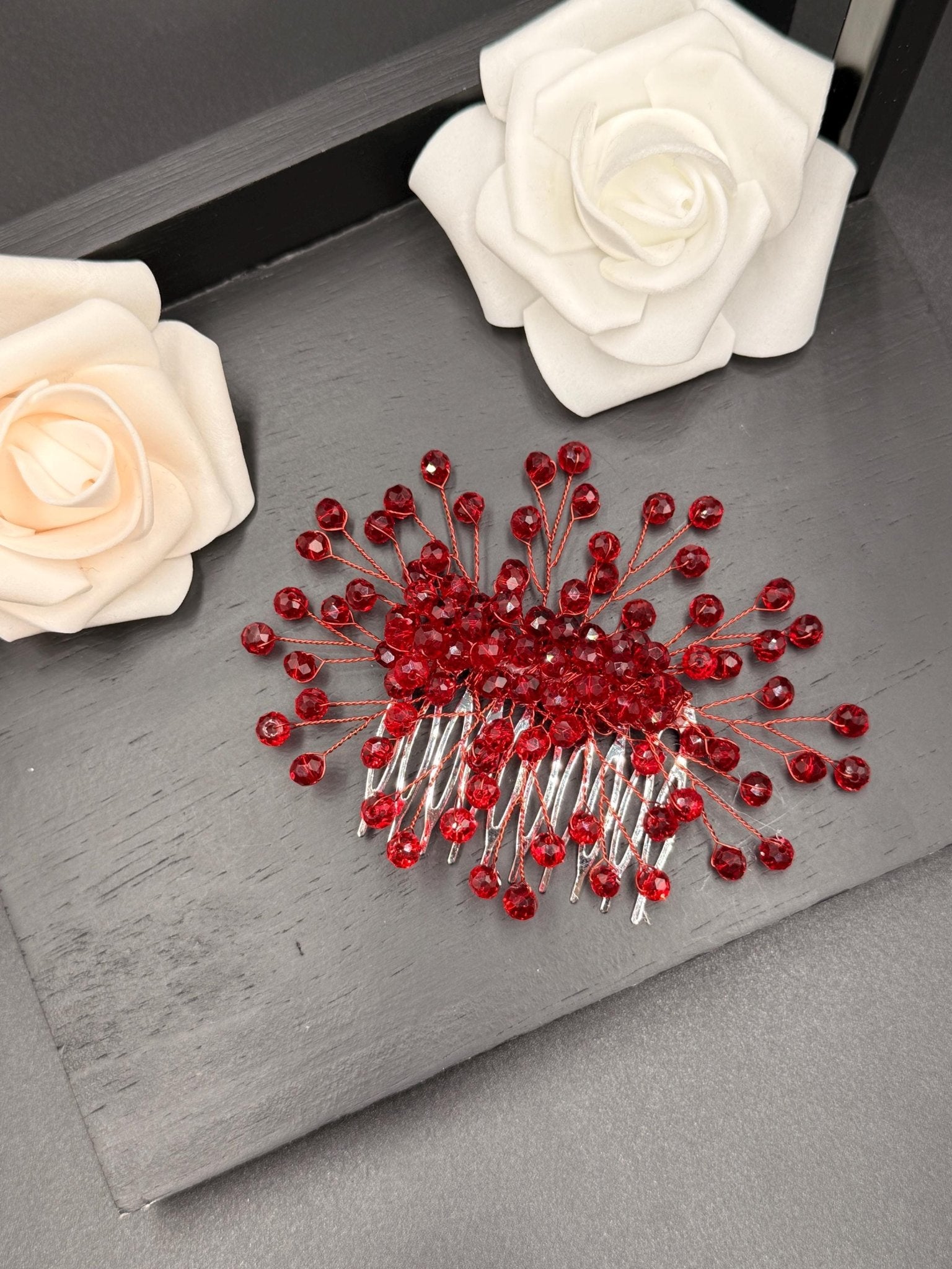 Eleganter Kristall Haarkamm für Bräute mit handgefertigter Drahtarbeit - AVYRAA BRIDAL