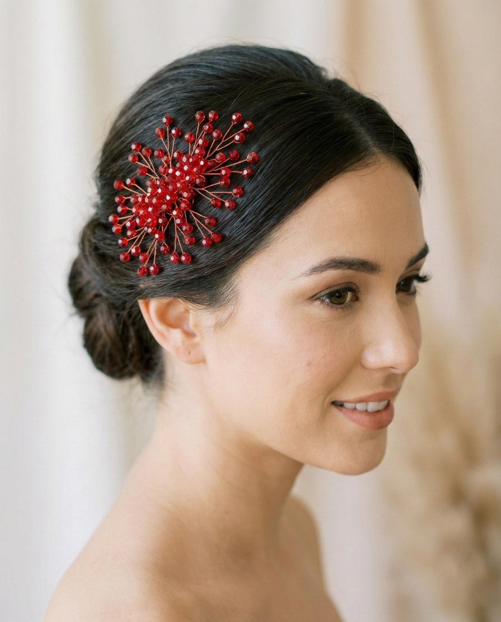 Eleganter Kristall Haarkamm für Bräute mit handgefertigter Drahtarbeit - AVYRAA BRIDAL
