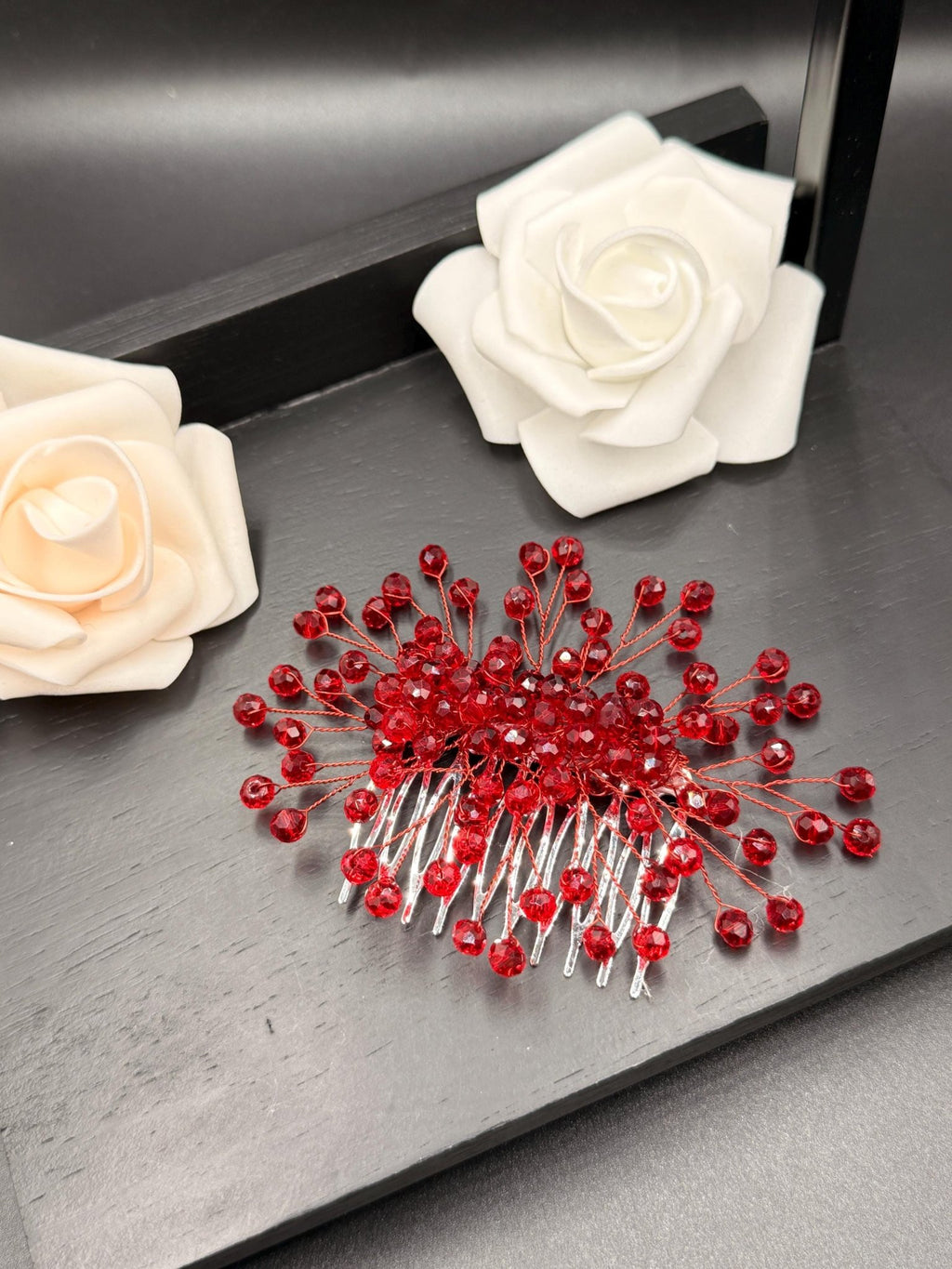 Eleganter Kristall Haarkamm für Bräute mit handgefertigter Drahtarbeit - AVYRAA BRIDAL