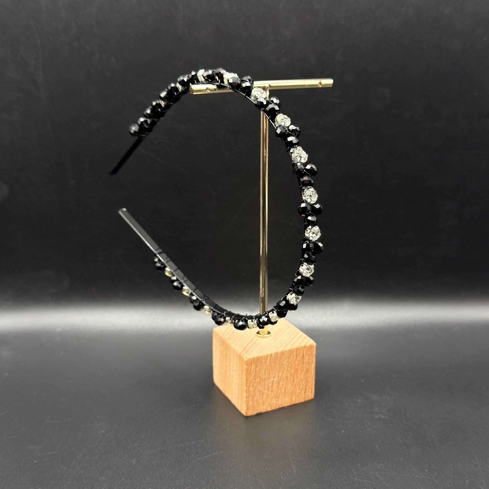 Elegantes schwarzes Kristall - Haarband, Handgefertigte Kronen - Tiara mit schwarzen Kristallen und silberfarbenen Akzenten - AVYRAA BRIDAL
