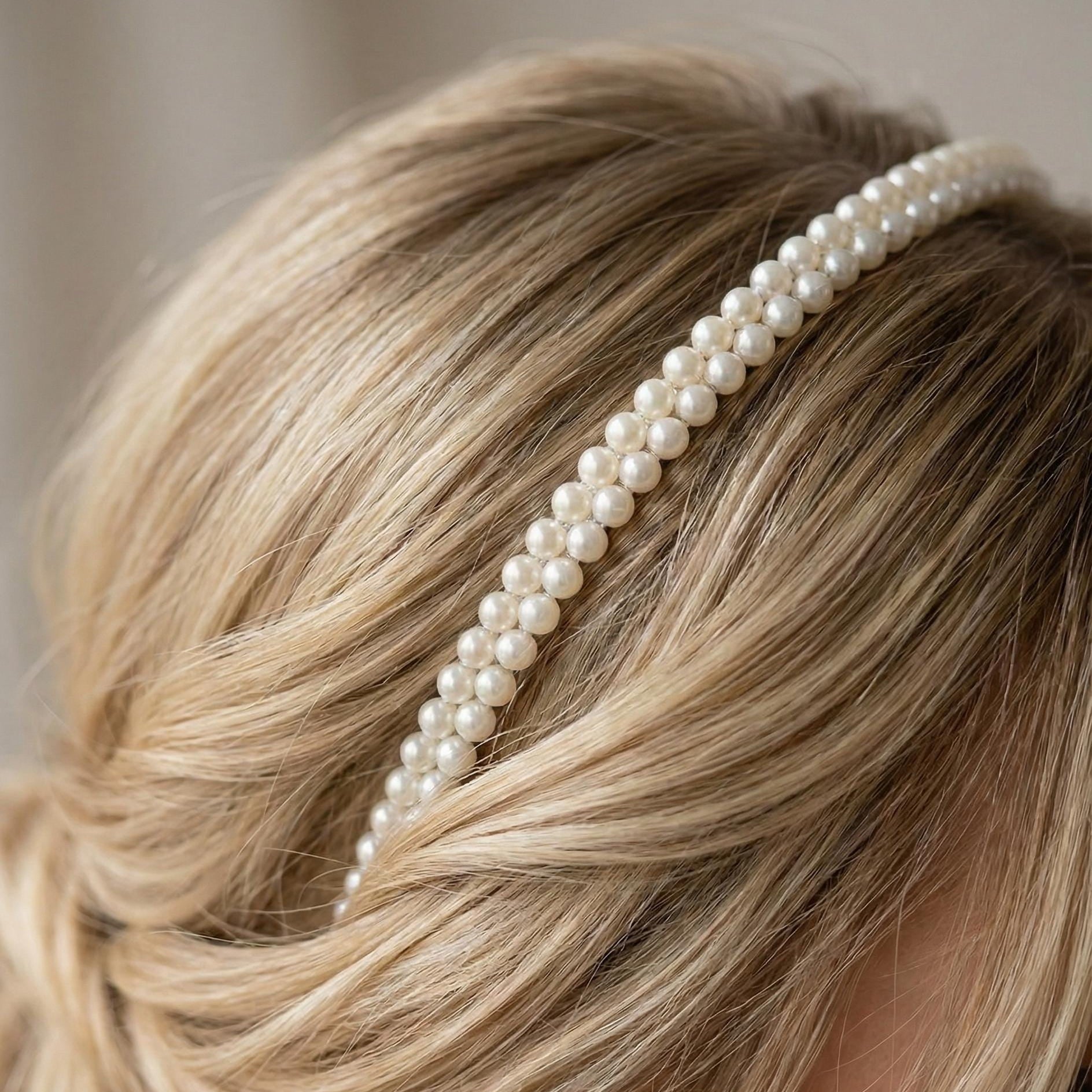 Feiner Perlen Haarreif für schlichte Brautfrisuren - AVYRAA BRIDAL