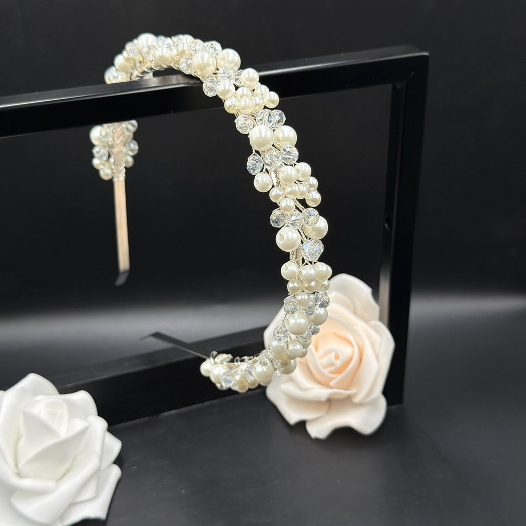 Feines Hochzeits Diadem mit Perlen und Kristallen - AVYRAA BRIDAL