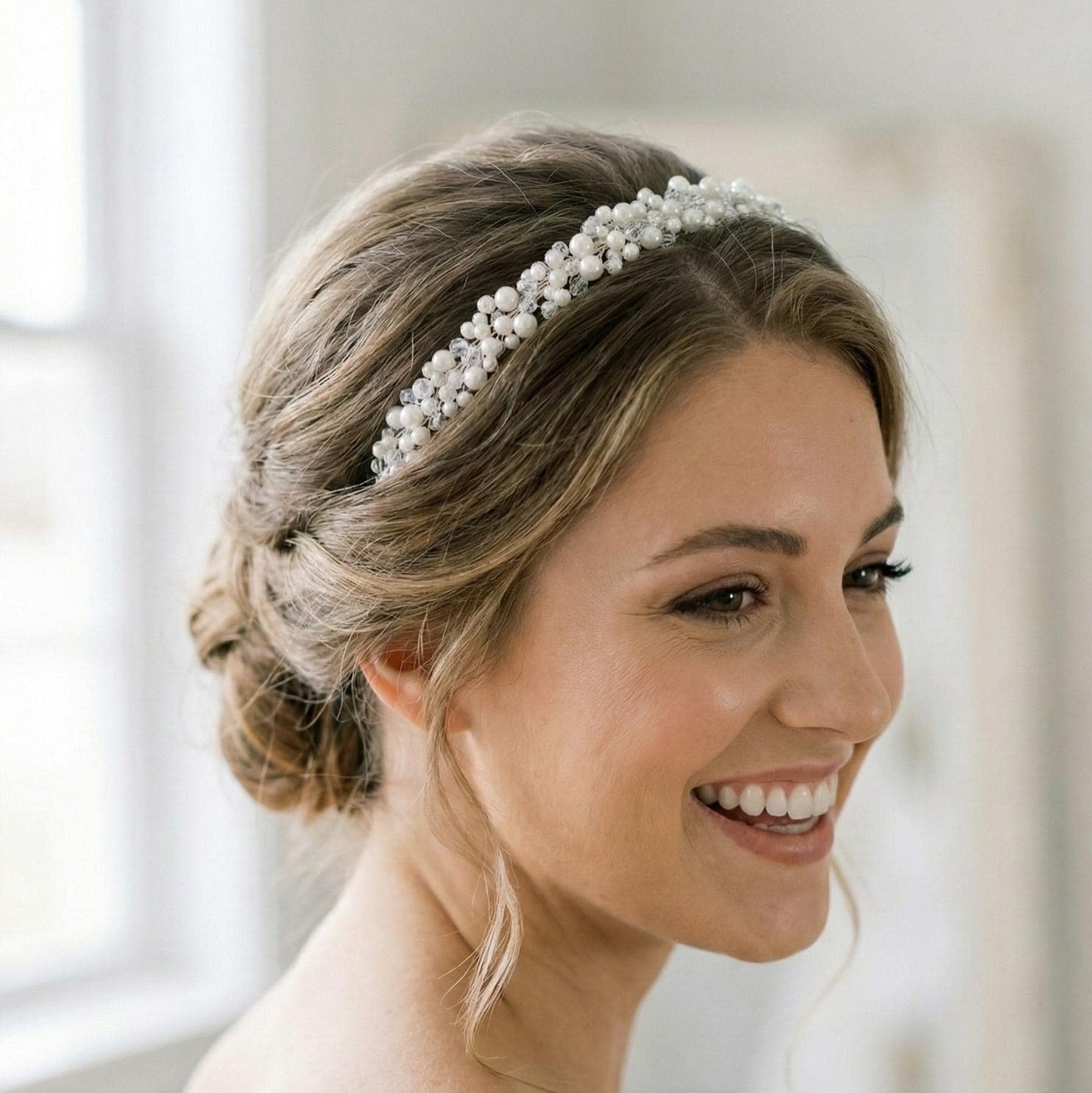 Feines Hochzeits Diadem mit Perlen und Kristallen - AVYRAA BRIDAL