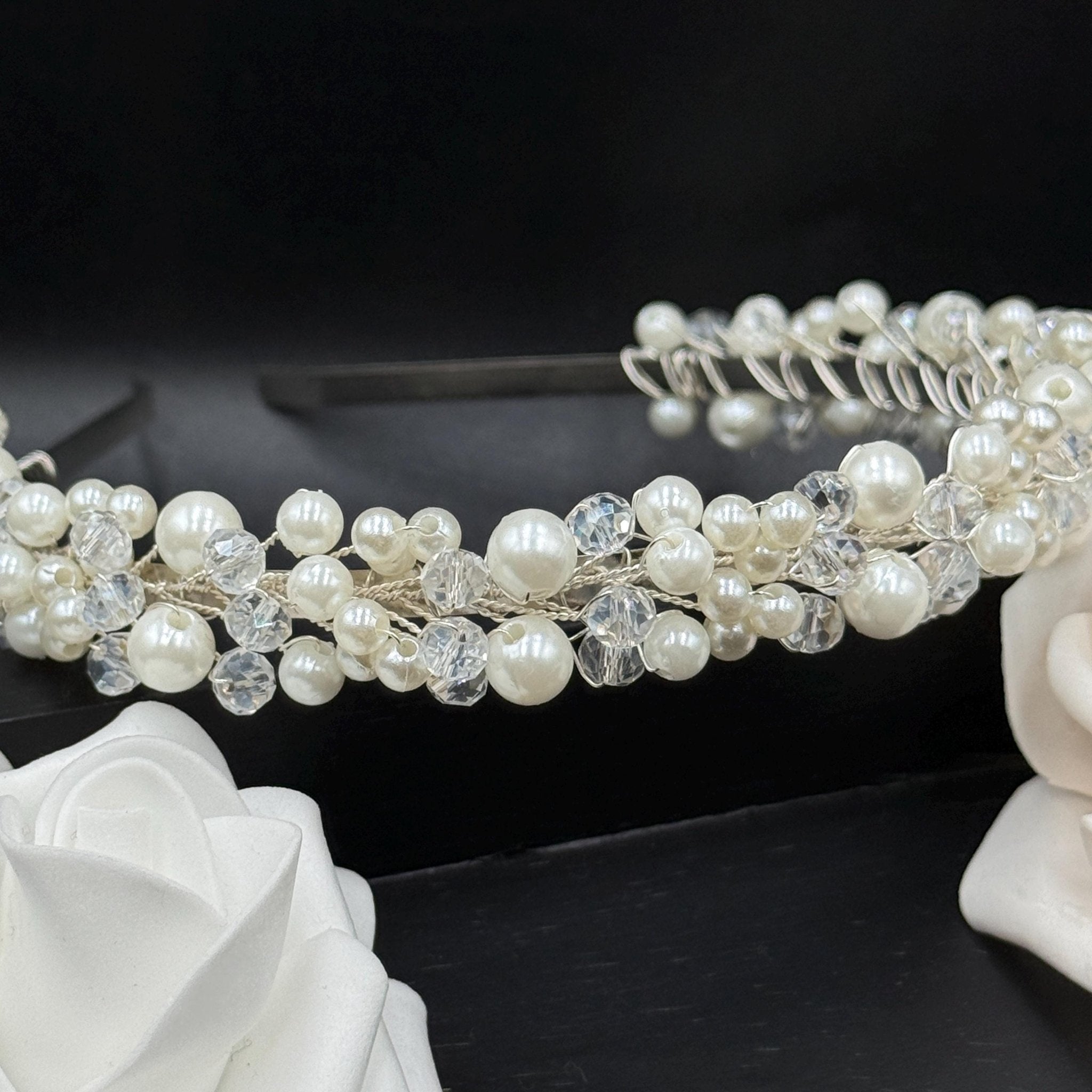 Feines Hochzeits Diadem mit Perlen und Kristallen - AVYRAA BRIDAL