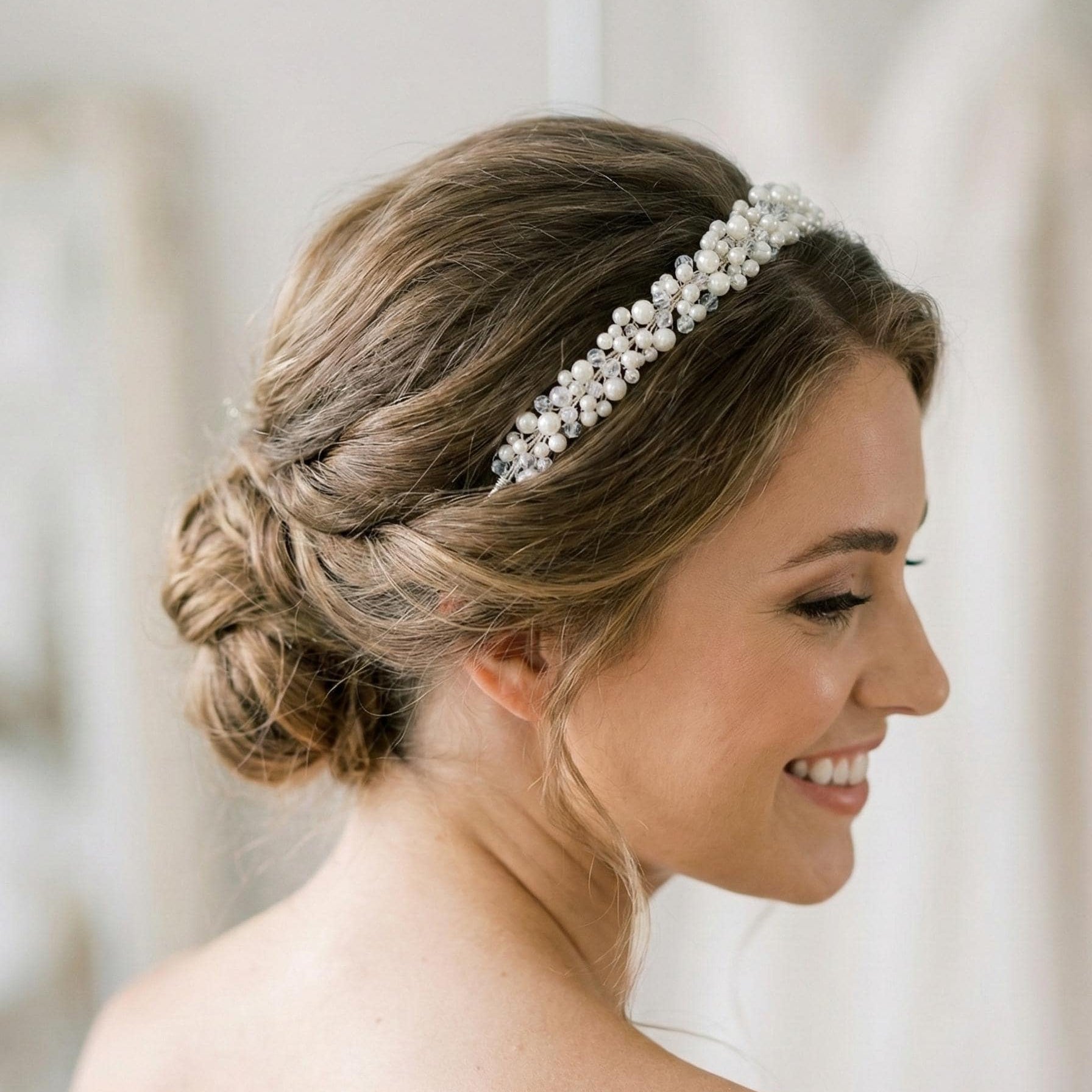 Feines Hochzeits Diadem mit Perlen und Kristallen - AVYRAA BRIDAL