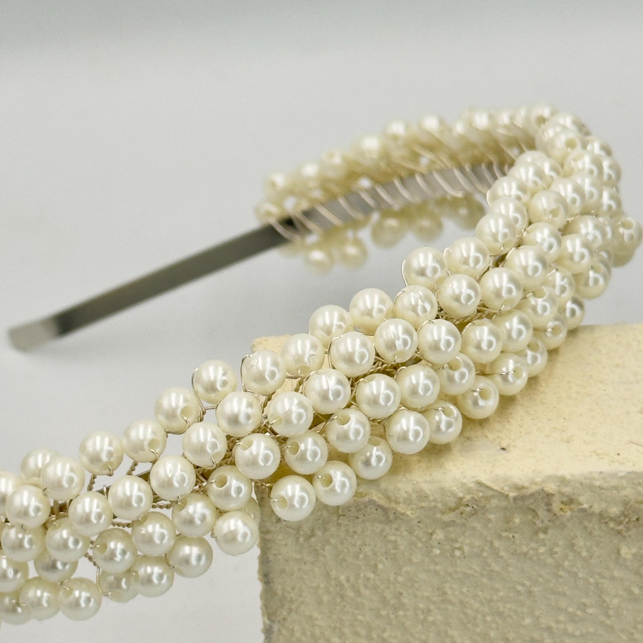 Filigrane Braut Tiara mit Perlen und Kristallen - AVYRAA BRIDAL