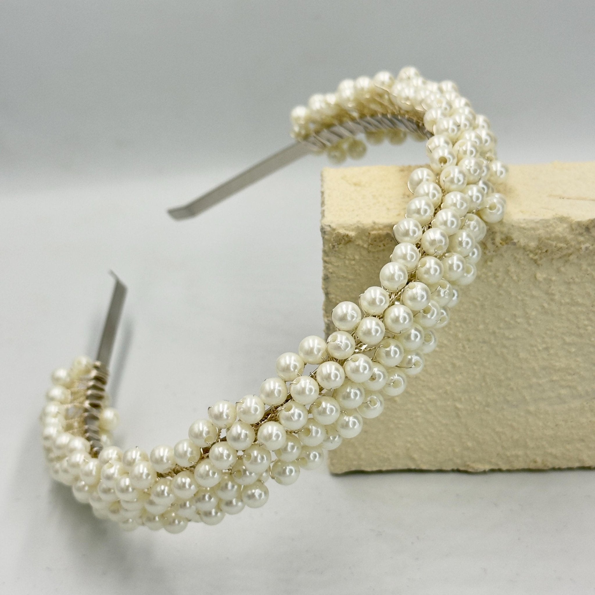 Filigrane Braut Tiara mit Perlen und Kristallen - AVYRAA BRIDAL