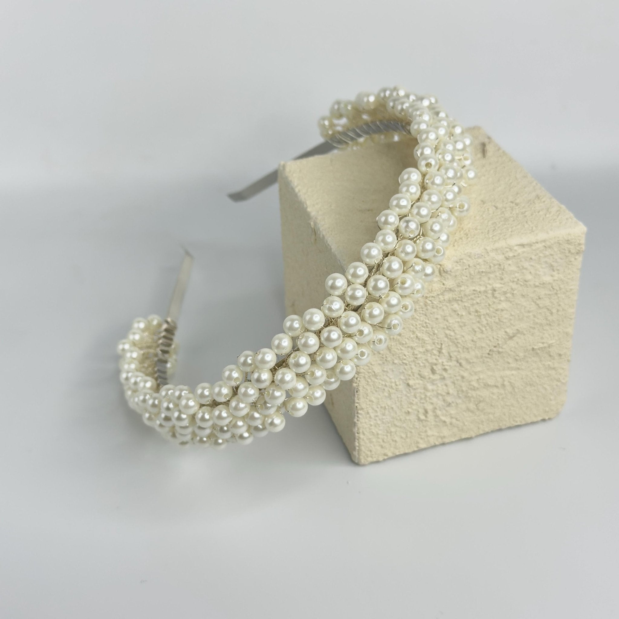 Filigrane Braut Tiara mit Perlen und Kristallen - AVYRAA BRIDAL