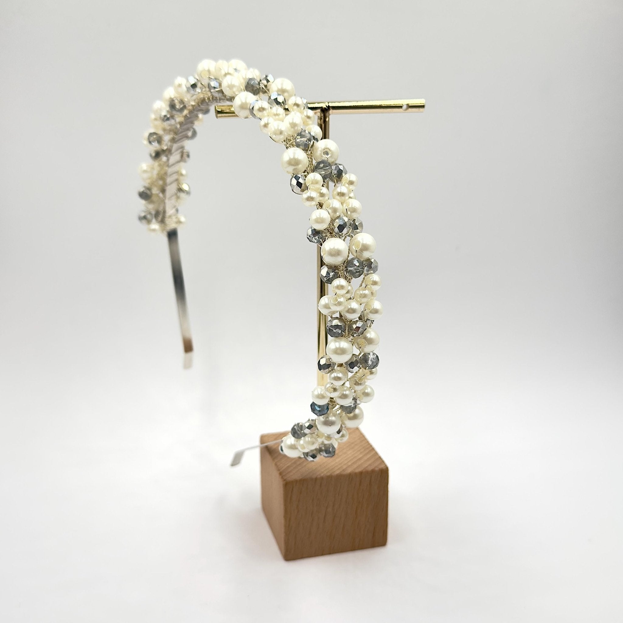Filigrane Kristall Tiara in Silber für Bräute - AVYRAA BRIDAL