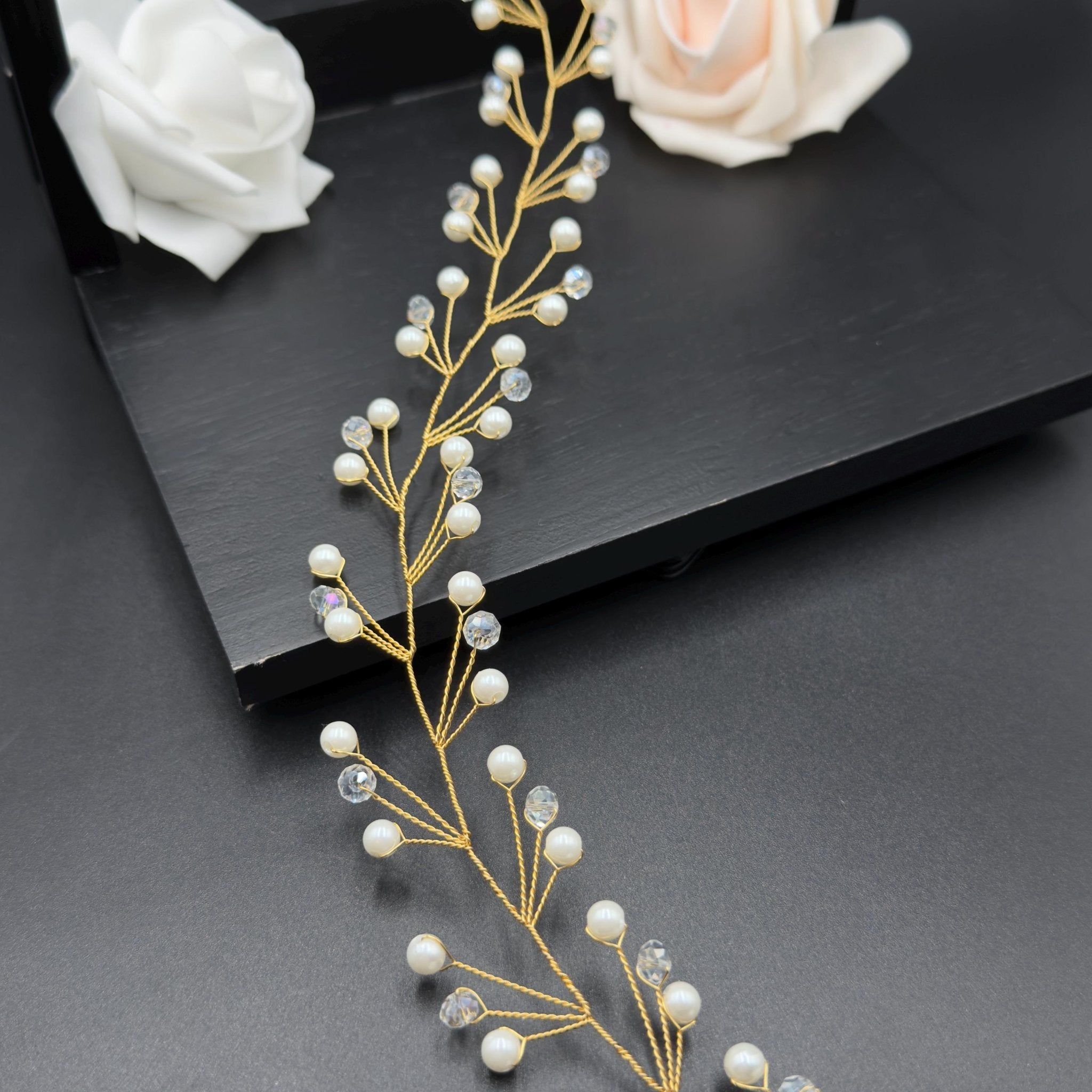 Flexible Haarranke mit Kristallen und runden Perlen - AVYRAA BRIDAL