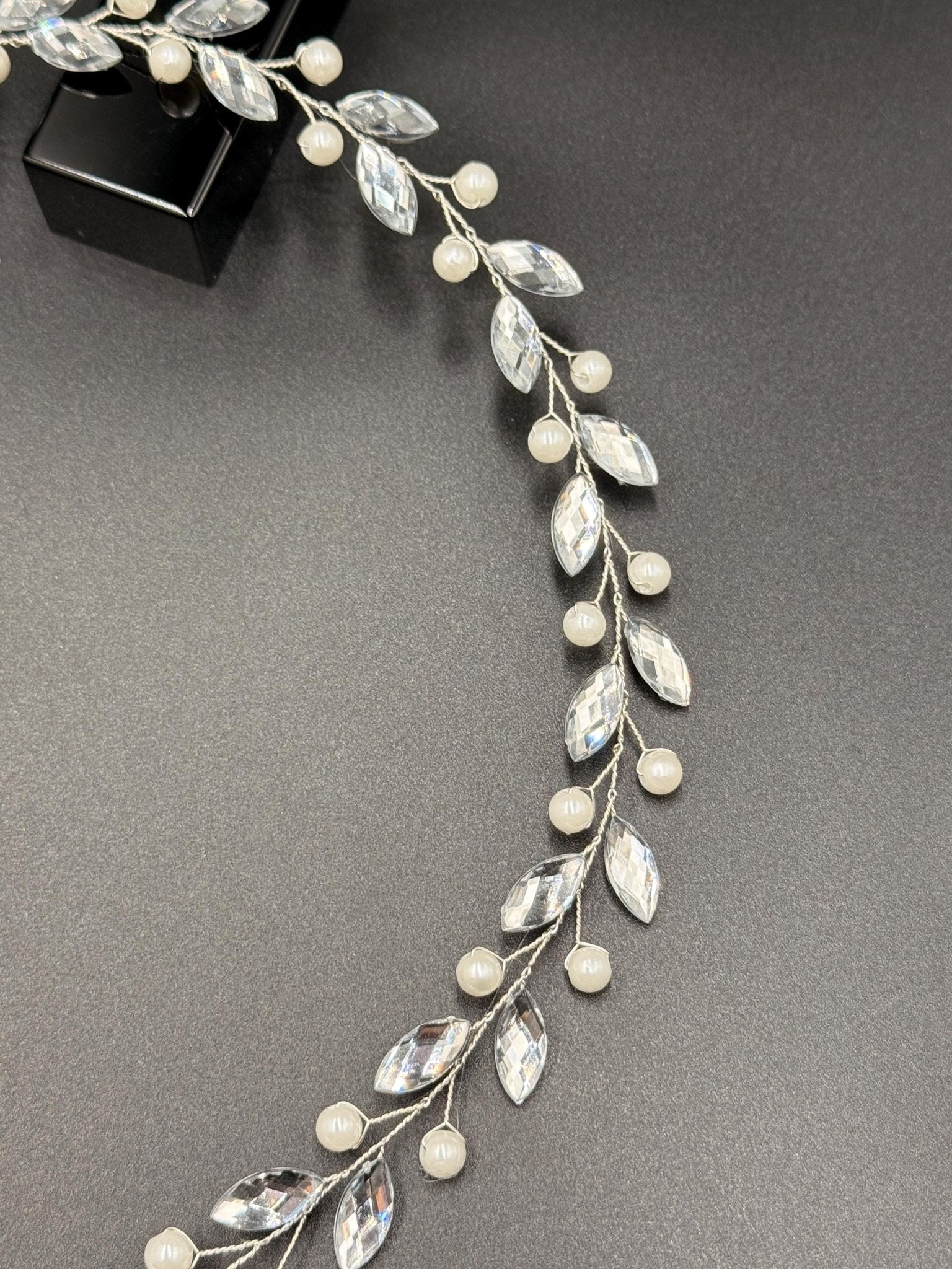 Flexible Haarranke mit marmorierten Perlen für Brautfrisuren - AVYRAA BRIDAL