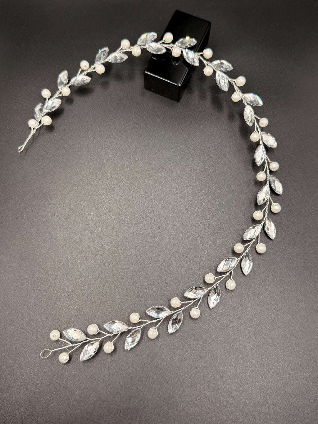 Flexible Haarranke mit marmorierten Perlen für Brautfrisuren - AVYRAA BRIDAL