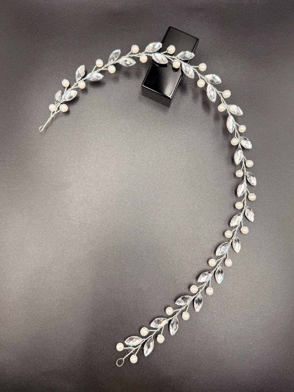 Flexible Haarranke mit marmorierten Perlen für Brautfrisuren - AVYRAA BRIDAL
