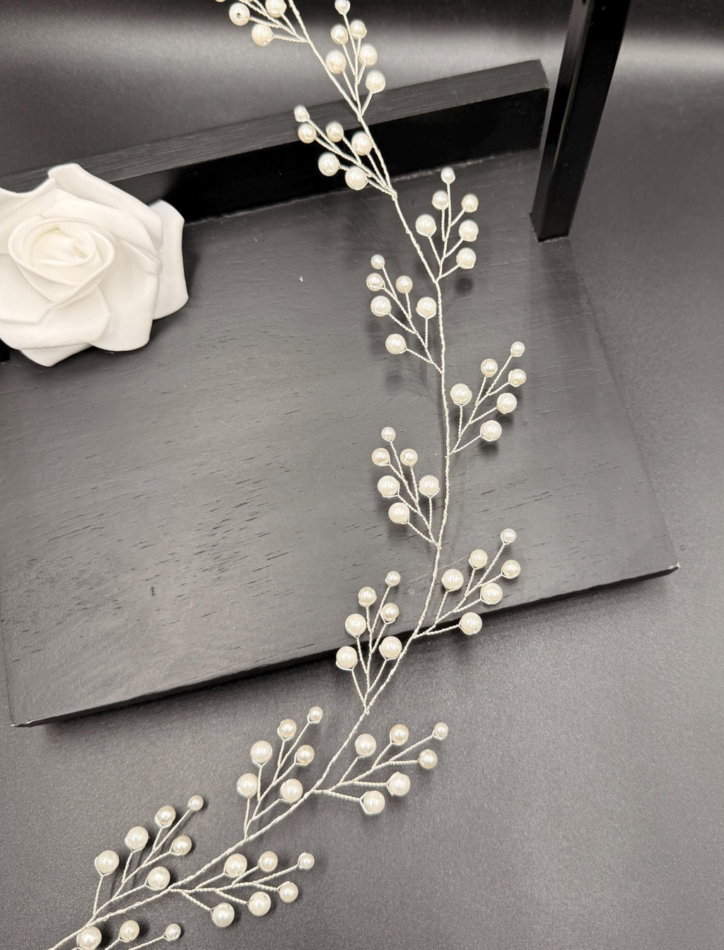 Flexible Perlen Haarranke in Gold oder Silber für Bräute - AVYRAA BRIDAL