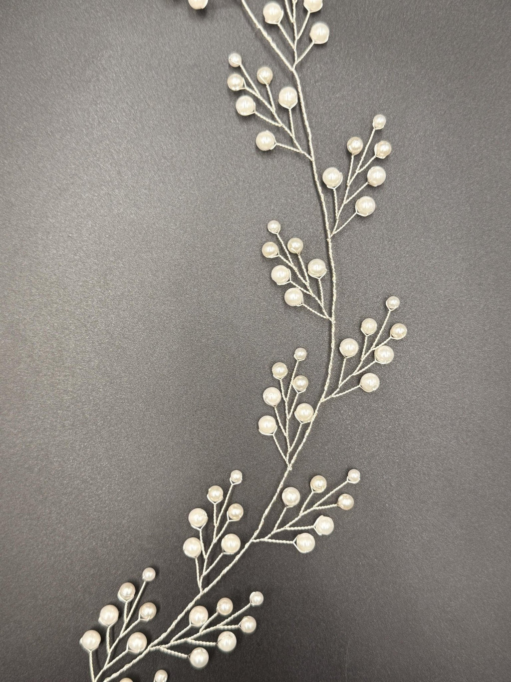 Flexible Perlen Haarranke in Gold oder Silber für Bräute - AVYRAA BRIDAL