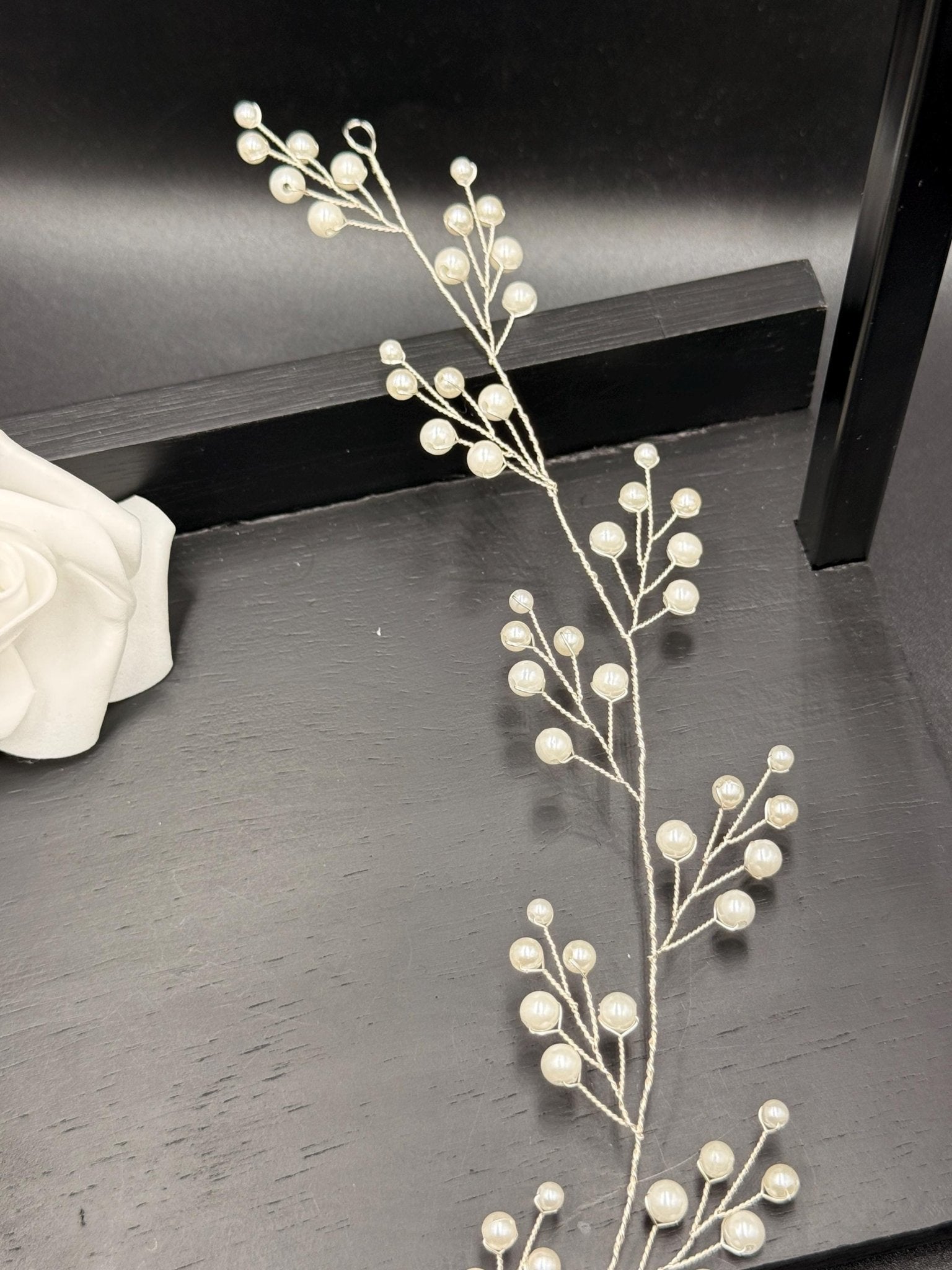 Flexible Perlen Haarranke in Gold oder Silber für Bräute - AVYRAA BRIDAL