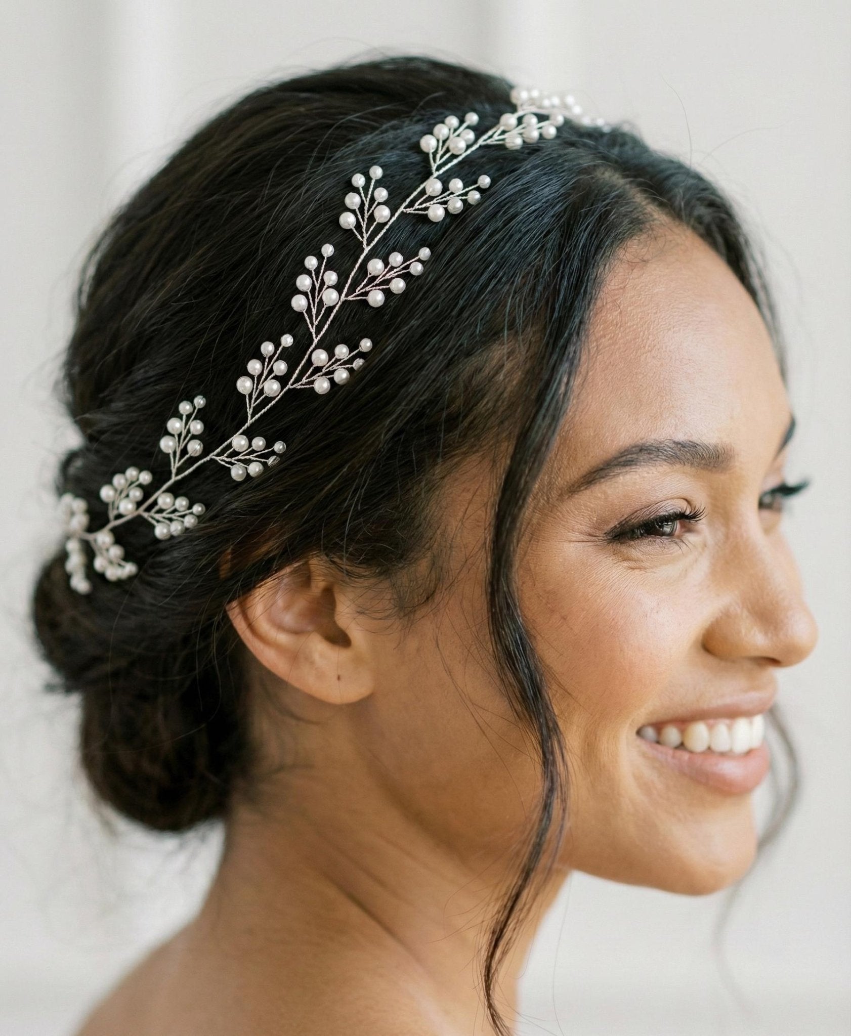 Flexible Perlen Haarranke in Gold oder Silber für Bräute - AVYRAA BRIDAL