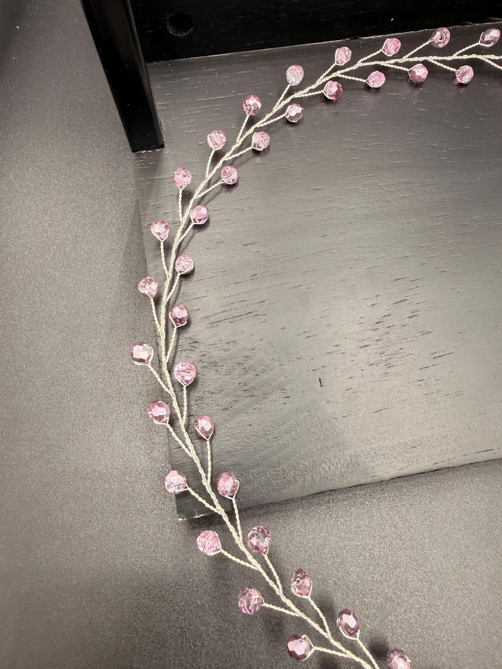 Fliederfarbener Kristall Hair Vine – Zarter handgefertigter Braut Haarschmuck, flexibles lineares Headpiece in Wunschlänge - AVYRAA BRIDAL