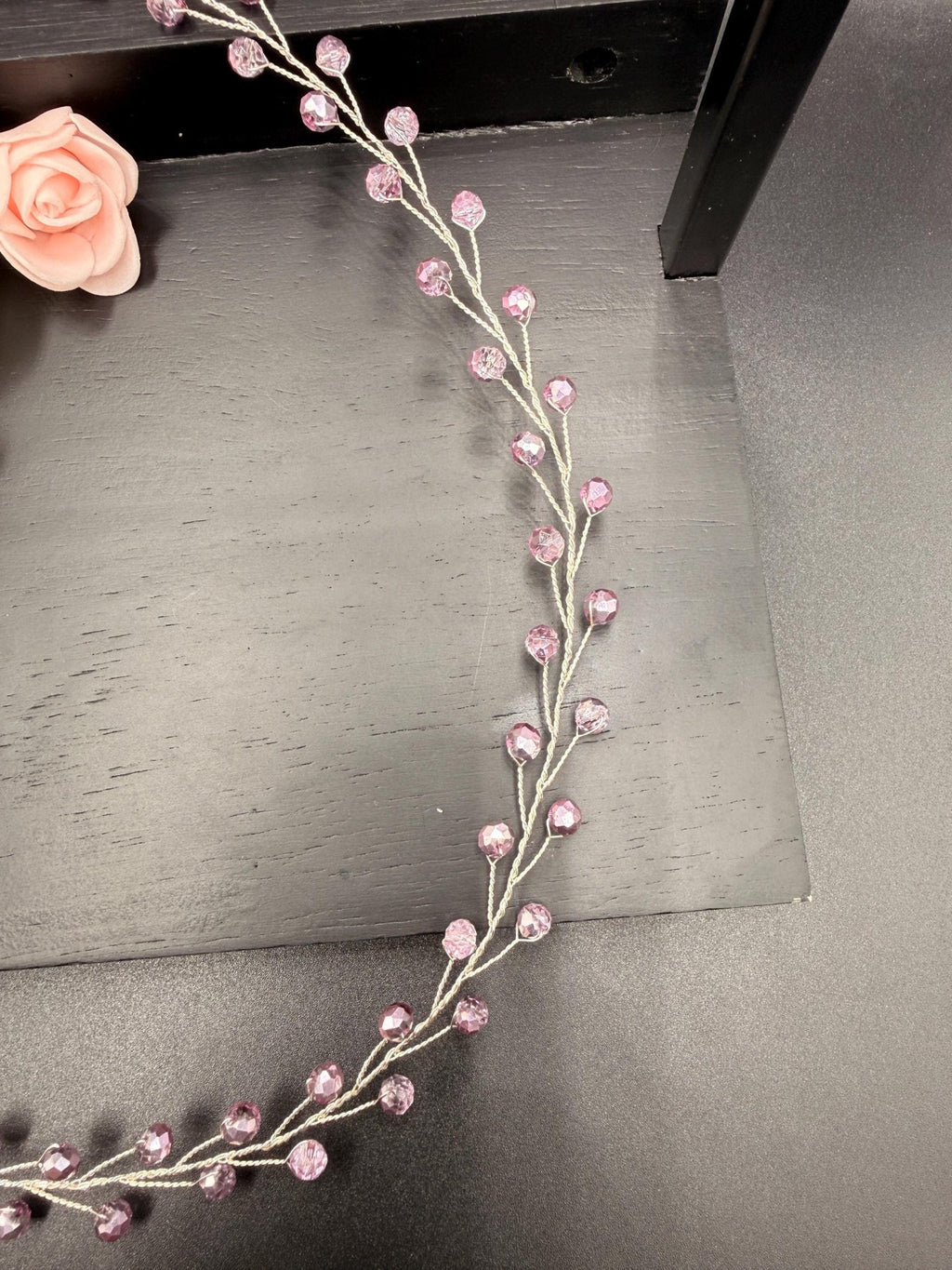 Fliederfarbener Kristall Hair Vine – Zarter handgefertigter Braut Haarschmuck, flexibles lineares Headpiece in Wunschlänge - AVYRAA BRIDAL