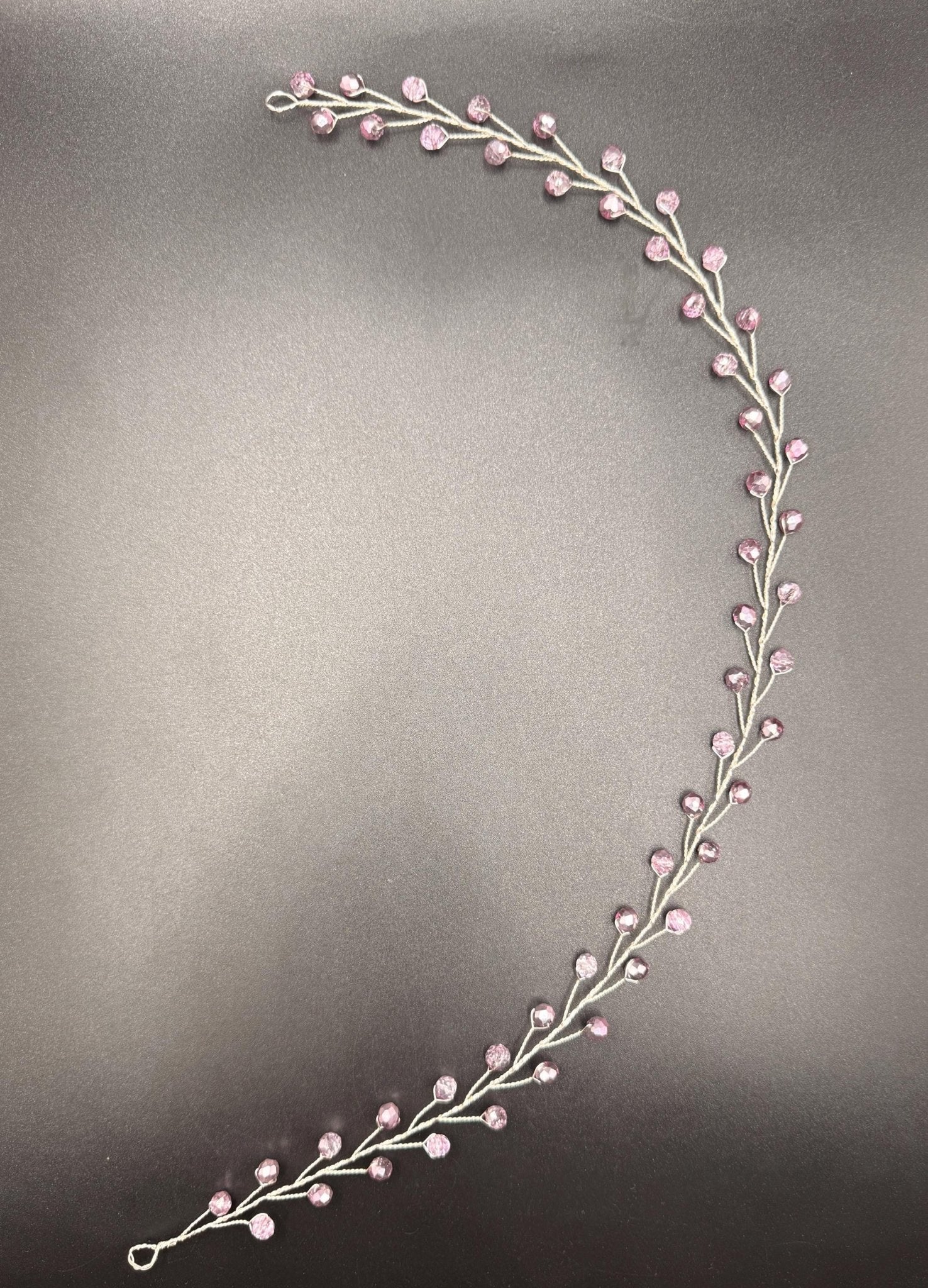 Fliederfarbener Kristall Hair Vine – Zarter handgefertigter Braut Haarschmuck, flexibles lineares Headpiece in Wunschlänge - AVYRAA BRIDAL