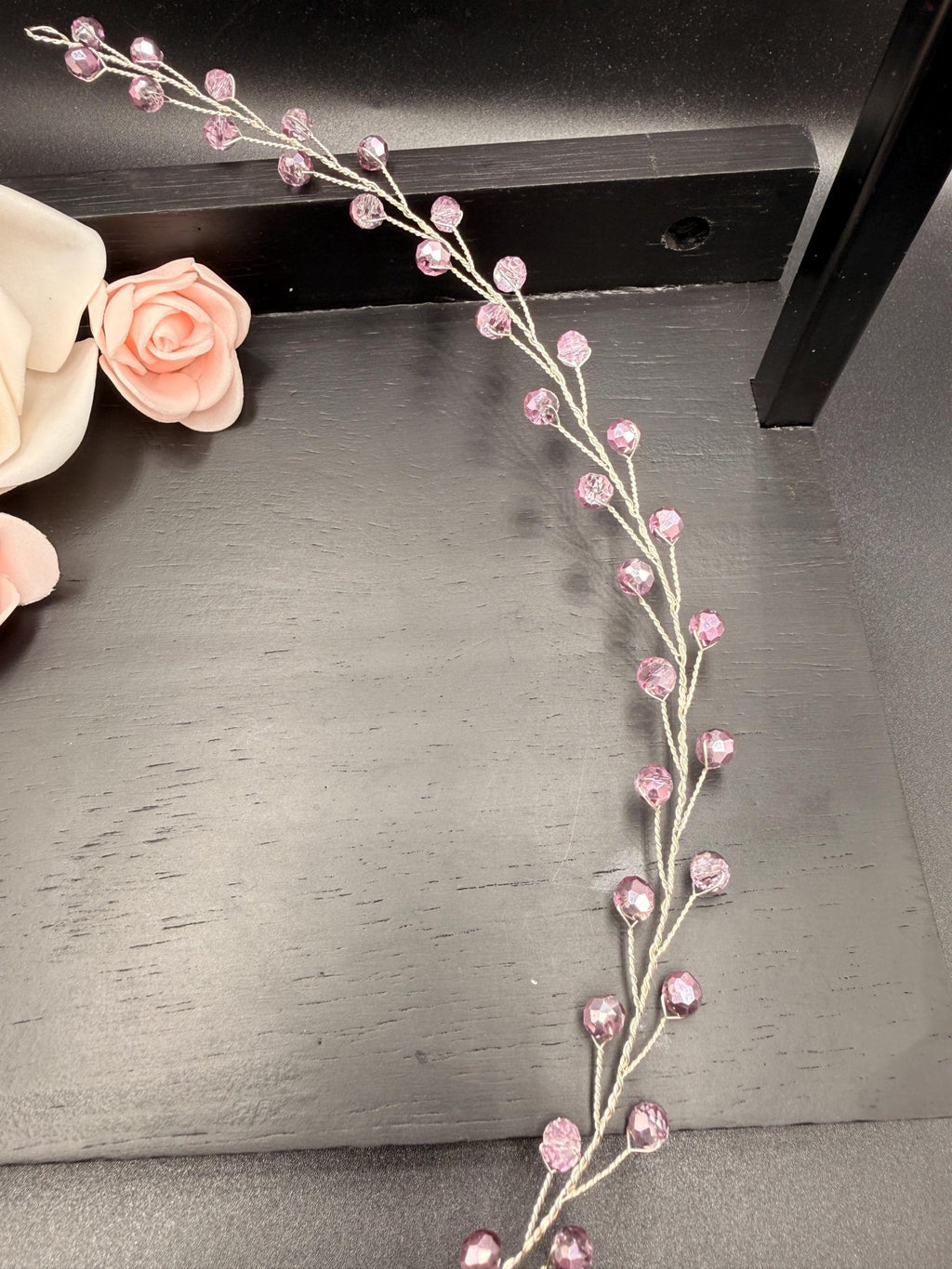 Fliederfarbener Kristall Hair Vine – Zarter handgefertigter Braut Haarschmuck, flexibles lineares Headpiece in Wunschlänge - AVYRAA BRIDAL