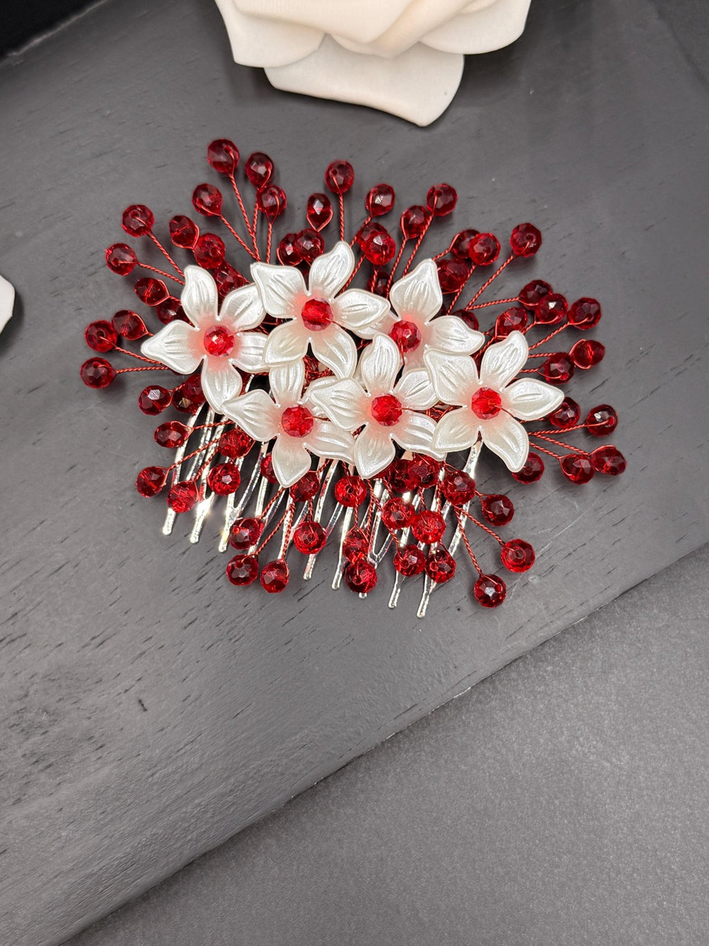 Floraler Braut Haarkamm mit roten Kristallen, Eleganter Hochzeit Haarschmuck - AVYRAA BRIDAL