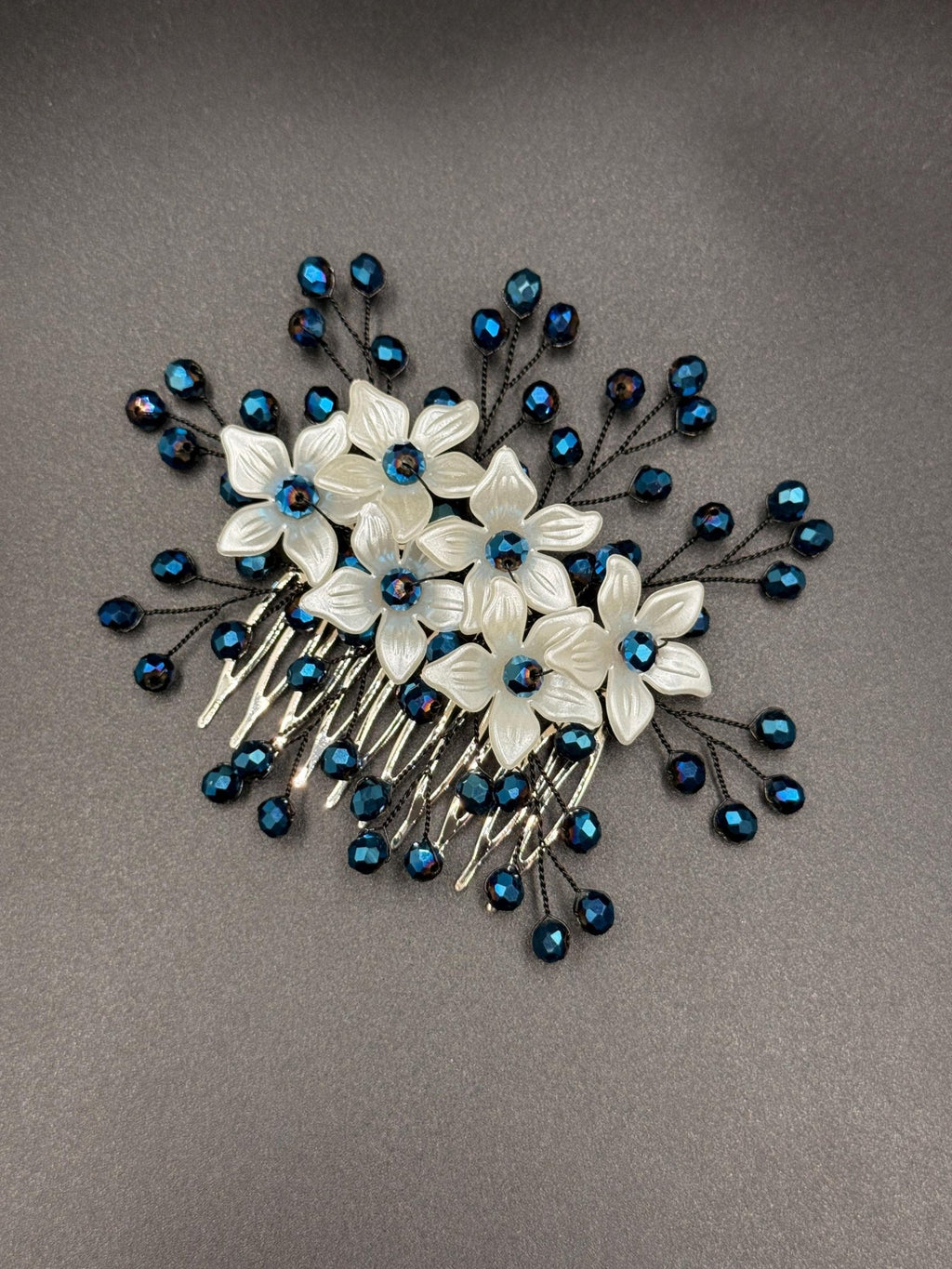 Floraler Braut Haarkamm mit tiefblauen Kristallen, Eleganter Hochzeit Haarschmuck - AVYRAA BRIDAL