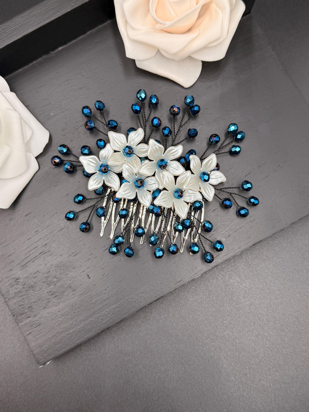 Floraler Braut Haarkamm mit tiefblauen Kristallen, Eleganter Hochzeit Haarschmuck - AVYRAA BRIDAL