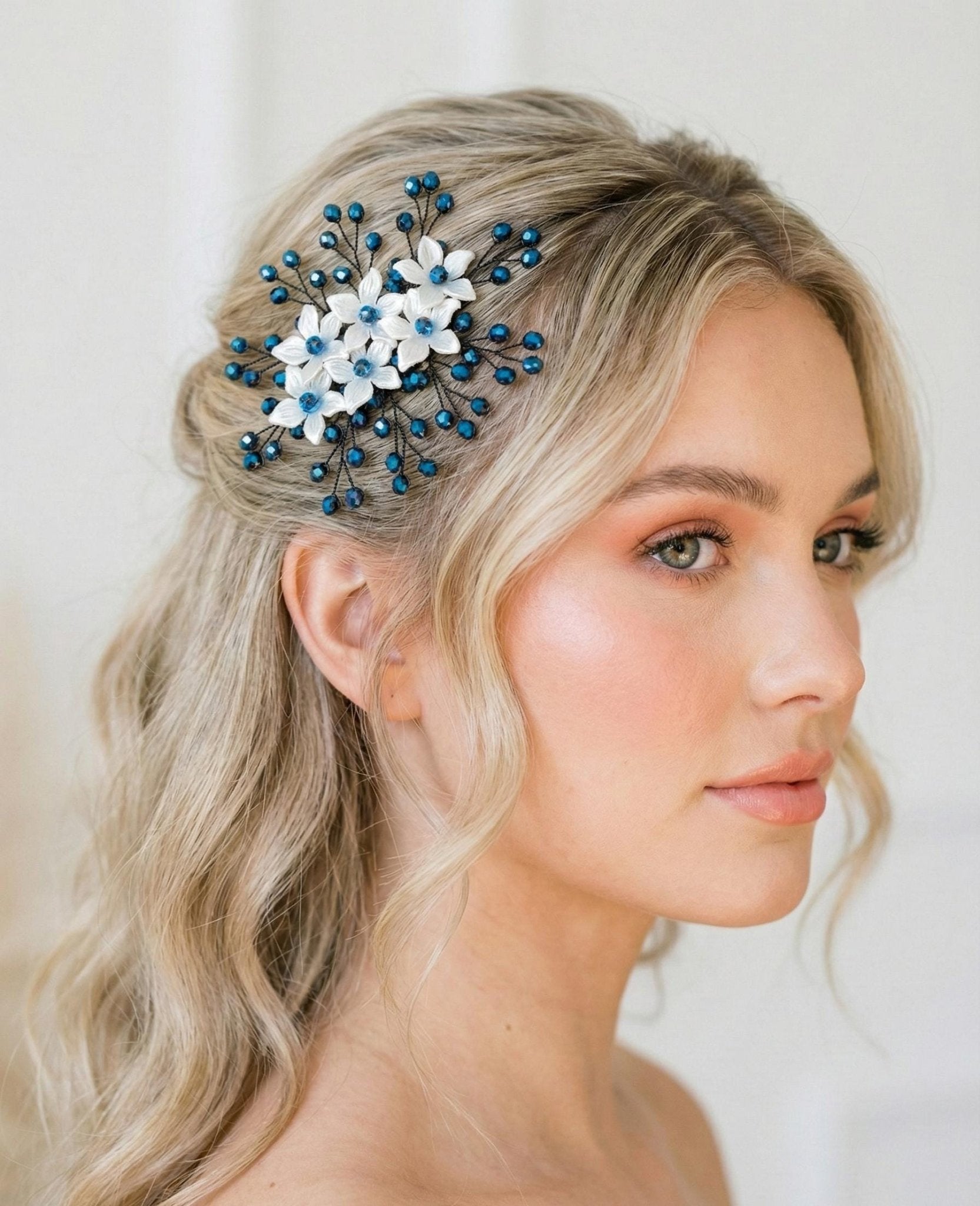 Floraler Braut Haarkamm mit tiefblauen Kristallen, Eleganter Hochzeit Haarschmuck - AVYRAA BRIDAL