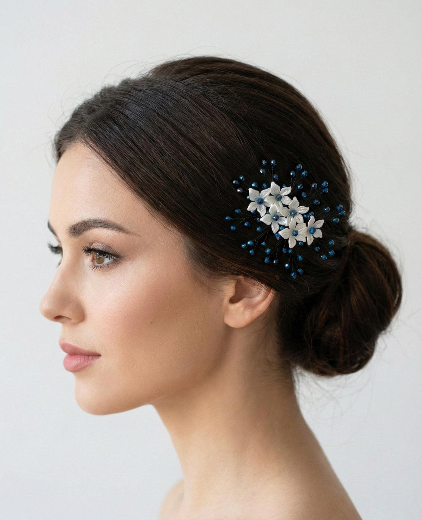 Floraler Braut Haarkamm mit tiefblauen Kristallen, Eleganter Hochzeit Haarschmuck - AVYRAA BRIDAL