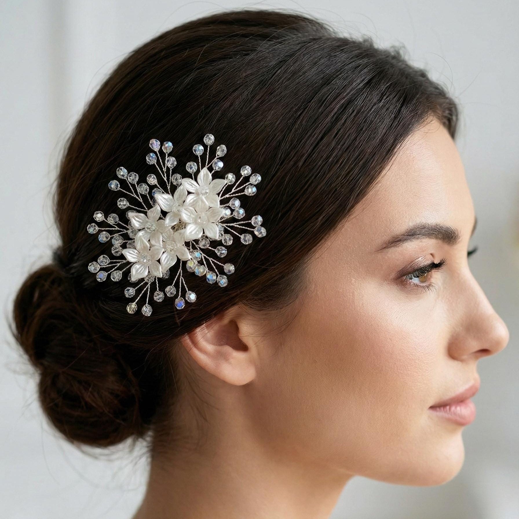Floraler Braut Haarkamm mit transparenten Kristallen - AVYRAA BRIDAL