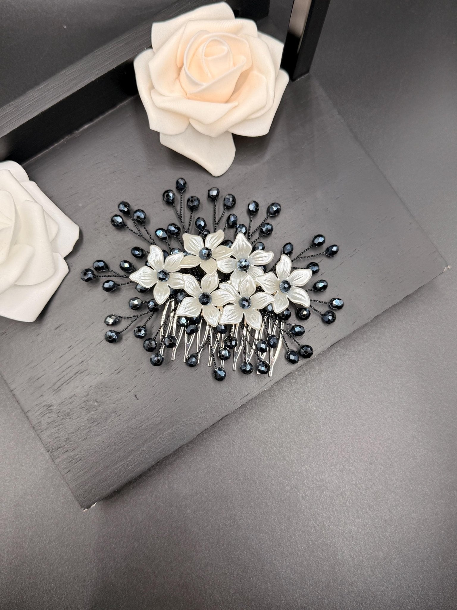 Floraler Haarkamm mit dunkelblauen Kristallen für Braut, Eleganter Hochzeit Haarschmuck mit Blumen - AVYRAA BRIDAL